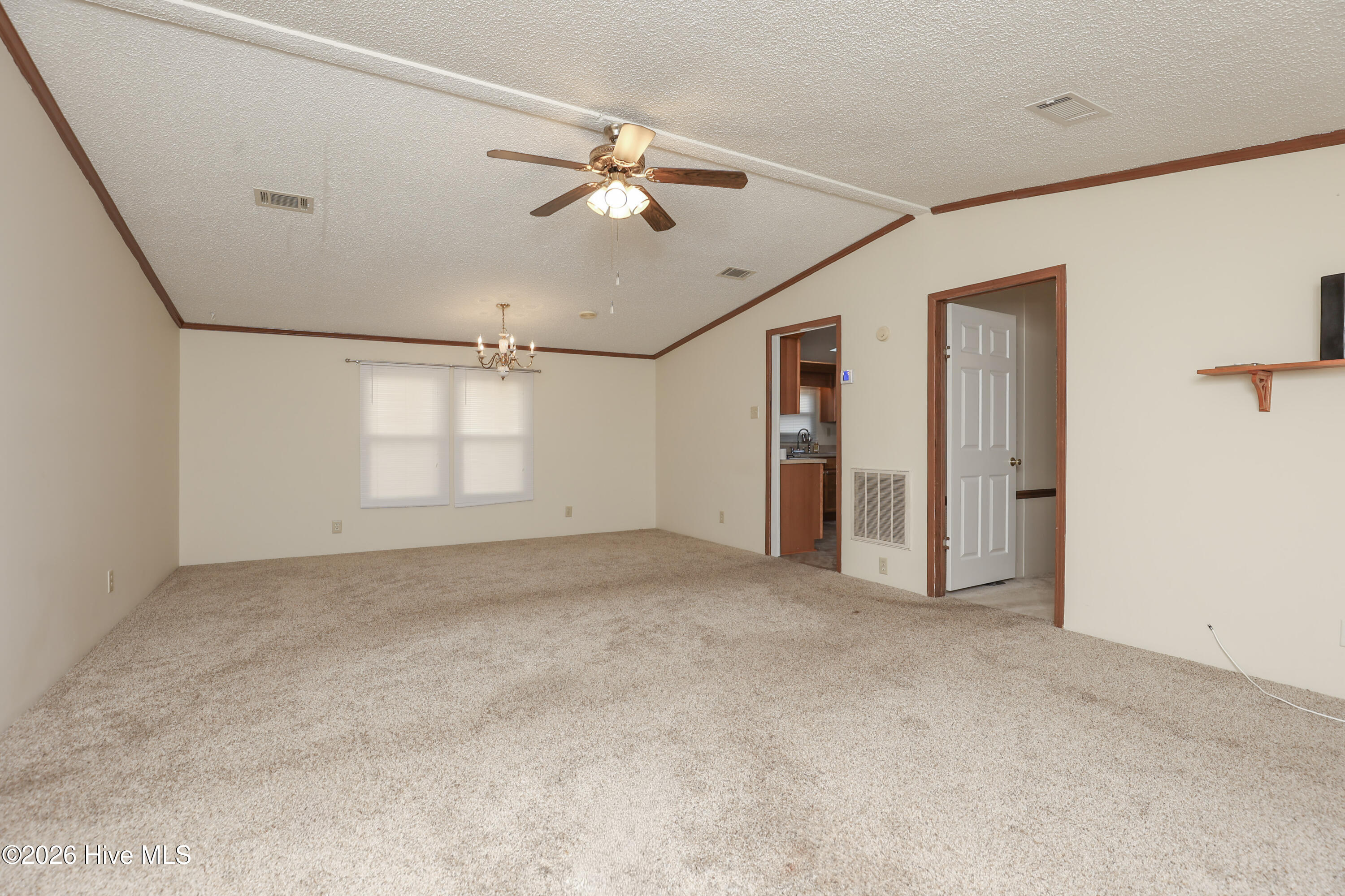 100548874 | Photo 14