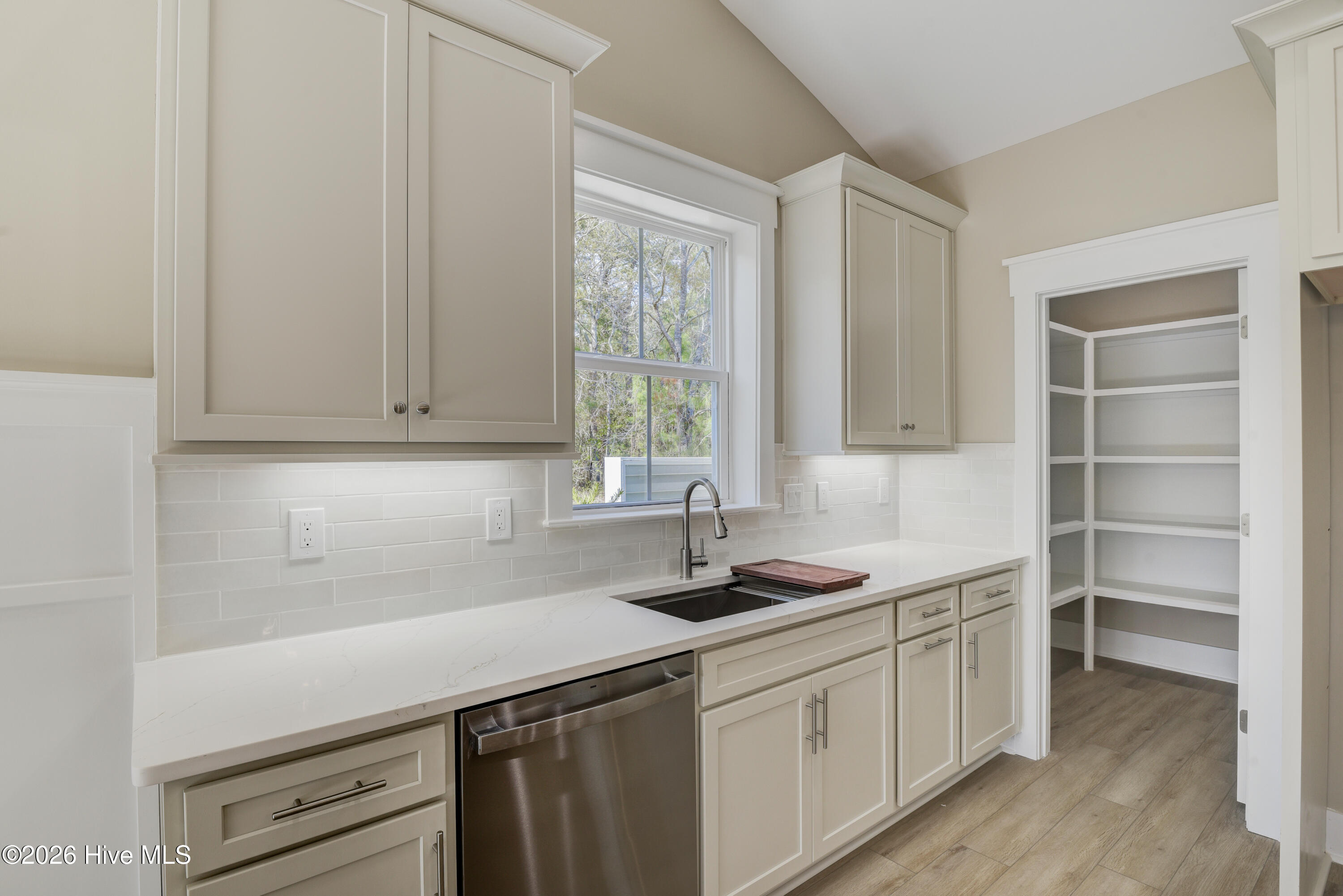 100563522 | Photo 18