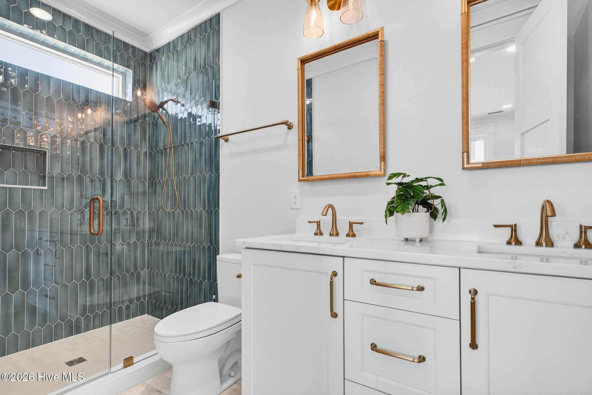 100570262 | Photo 39