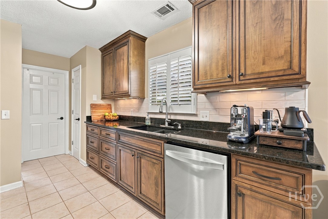 Photo 3 of Single family home for sale at 41 Runabout Ln, Savannah, GA 31410 | MLS# SA365118 | Listing updated on 2026-10-09