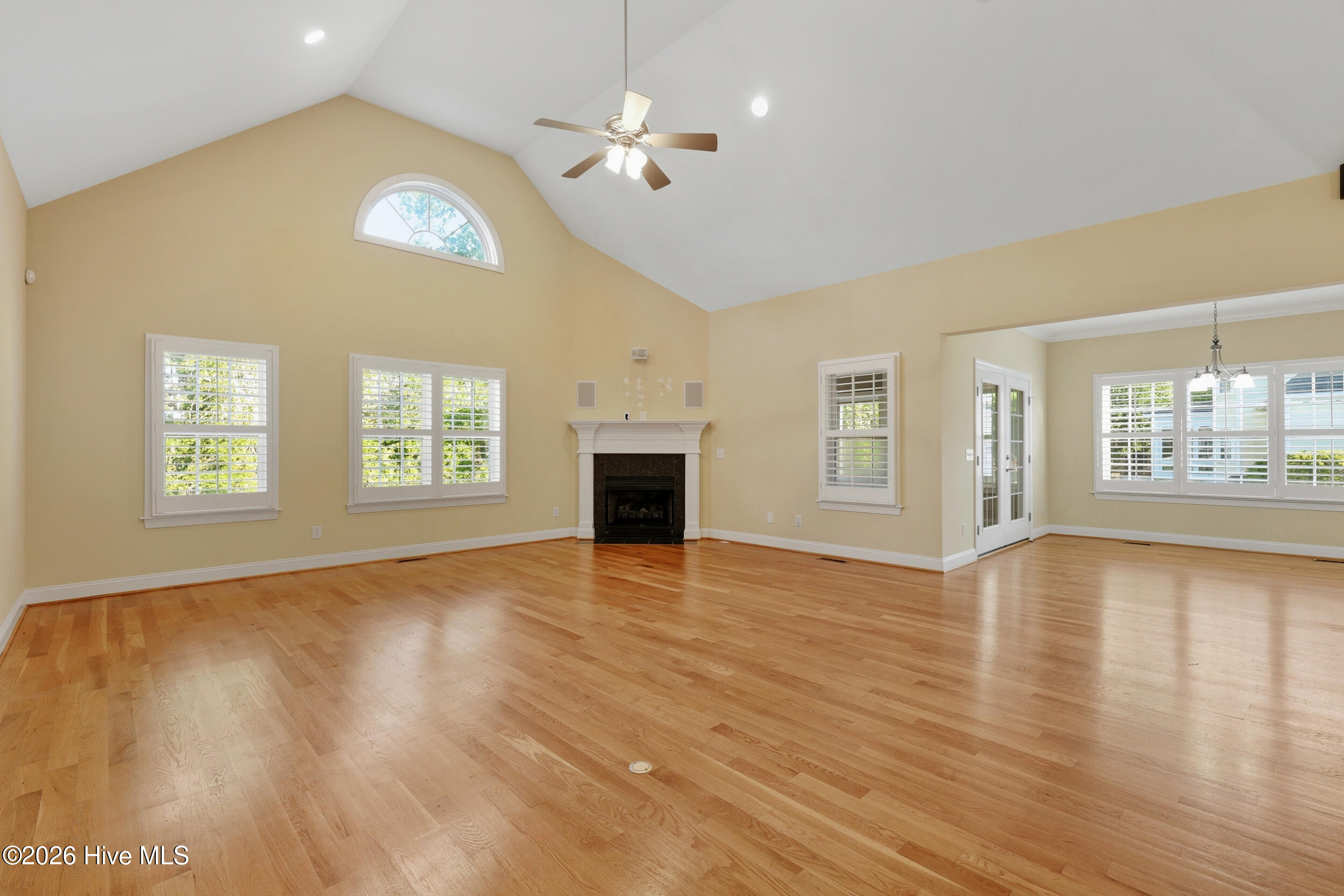 100567096 | Photo 22