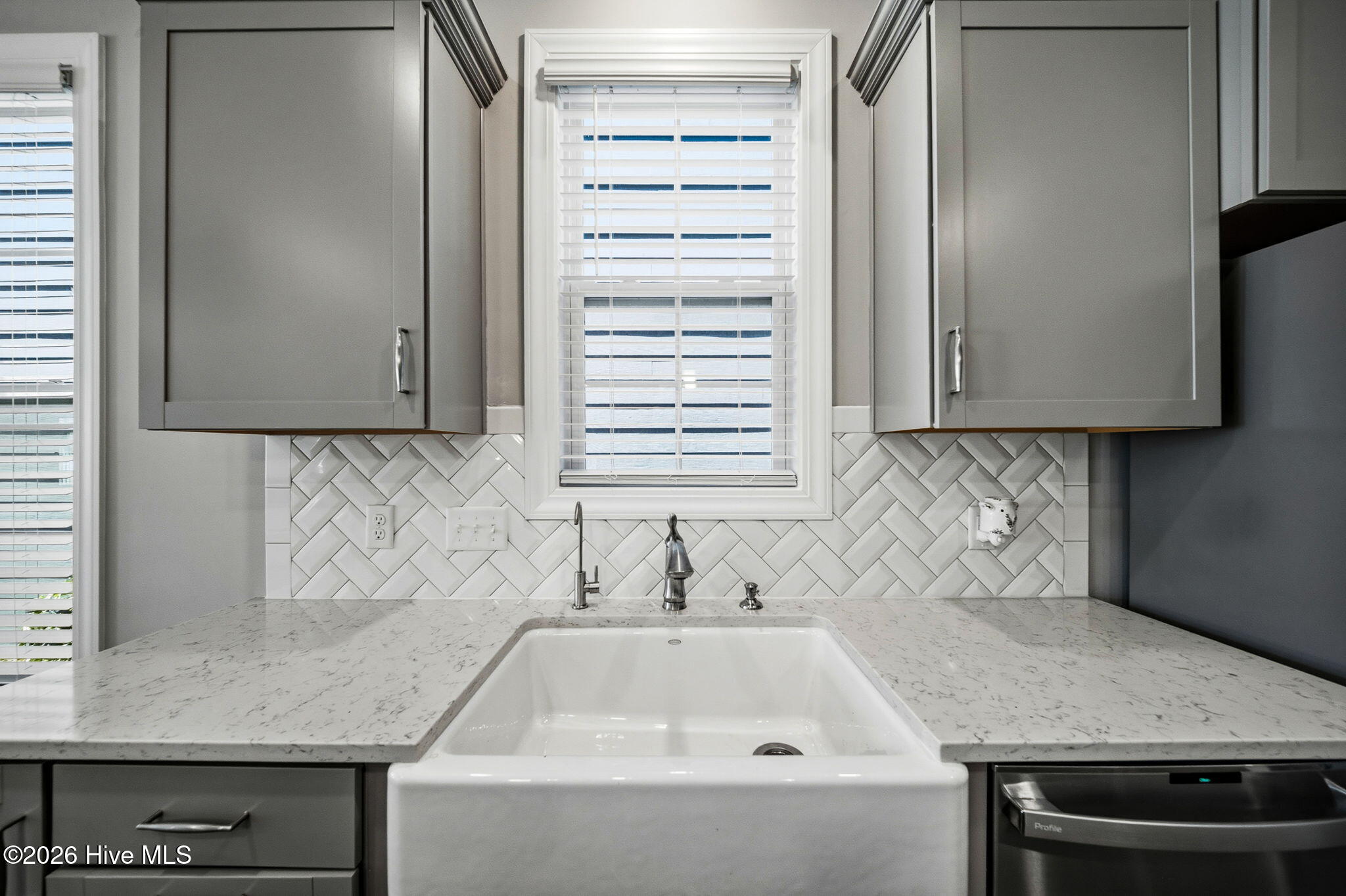 100563185 | Photo 20