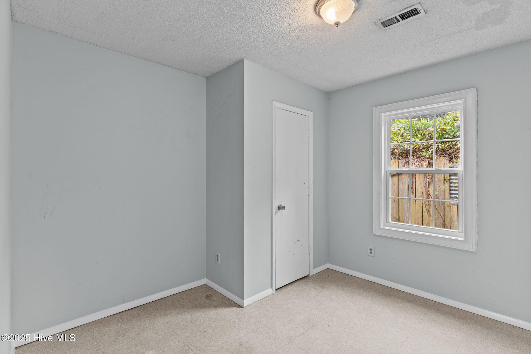 100528718 | Photo 25