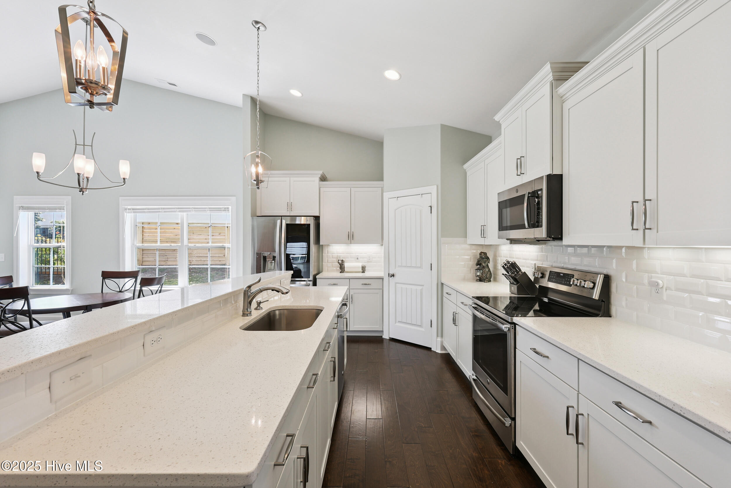 100521599 | Photo 11