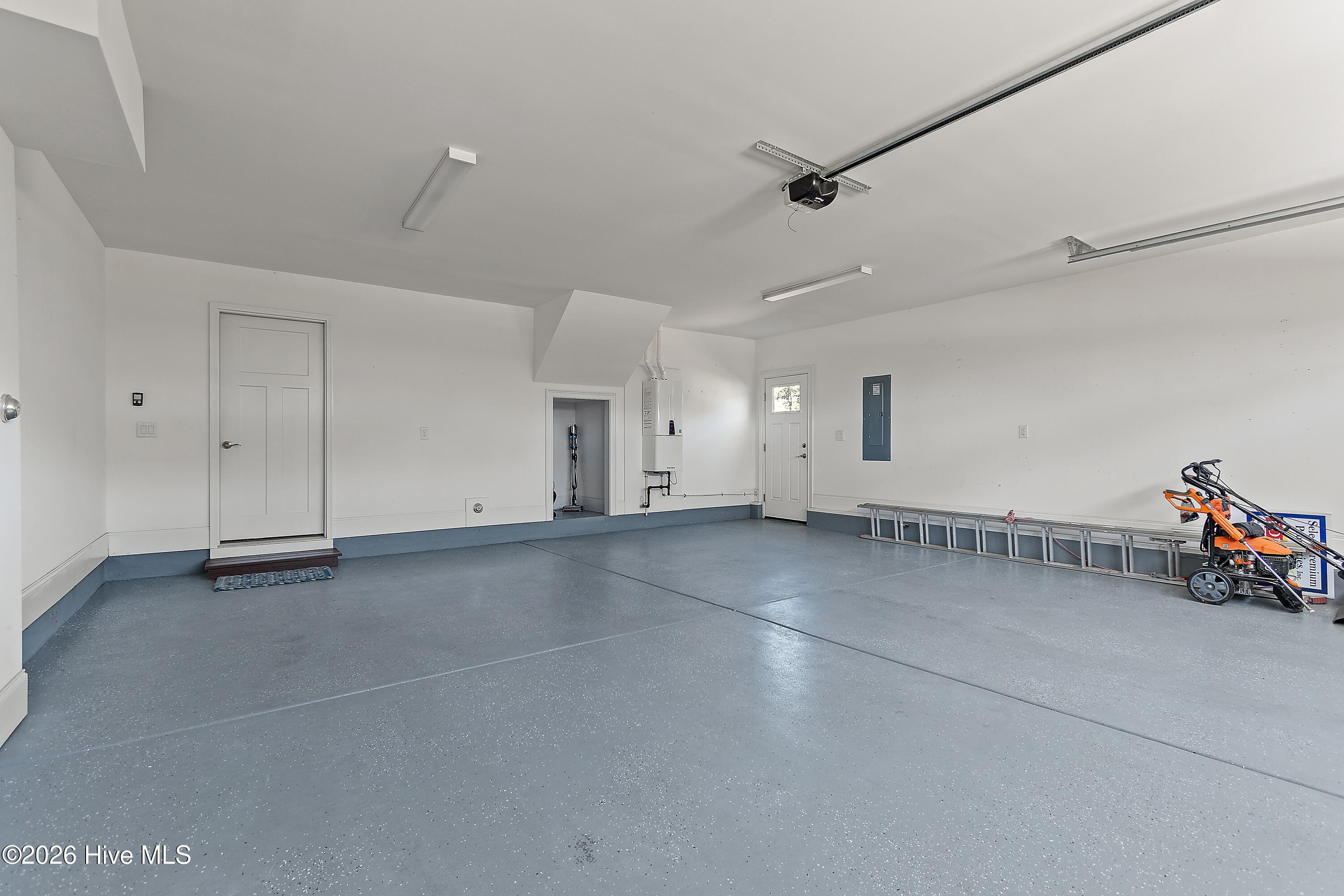 100564386 | Photo 35