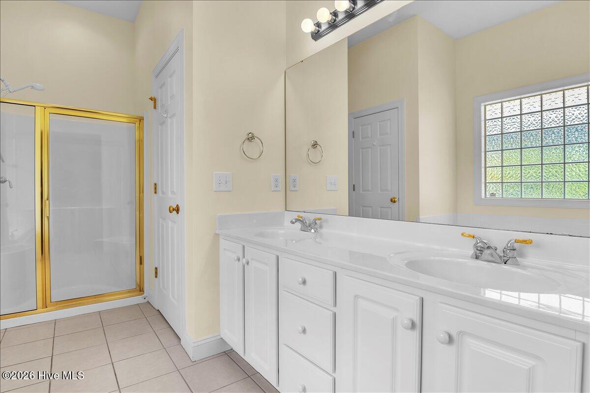 100569829 | Photo 43