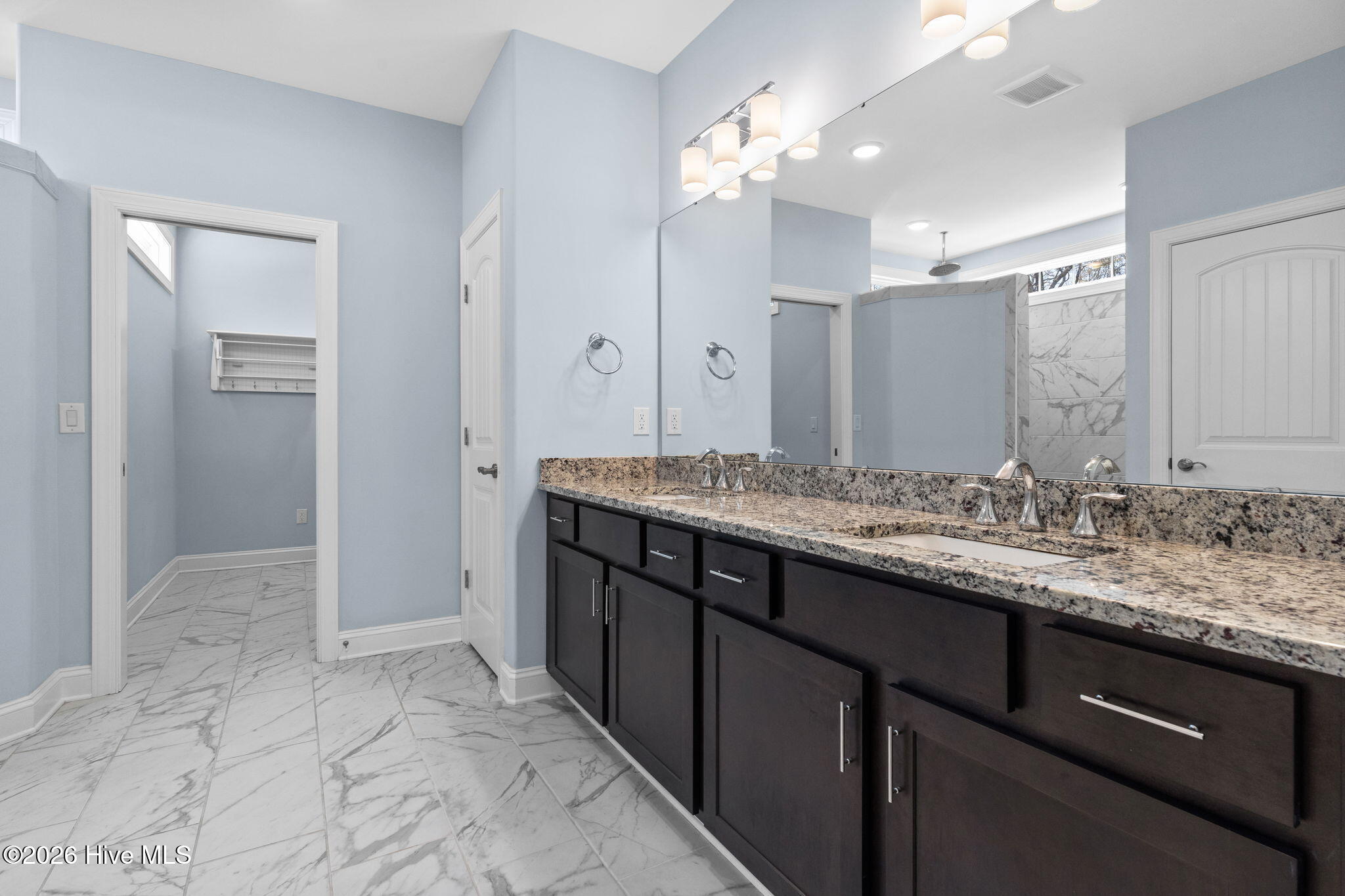 100563423 | Photo 29