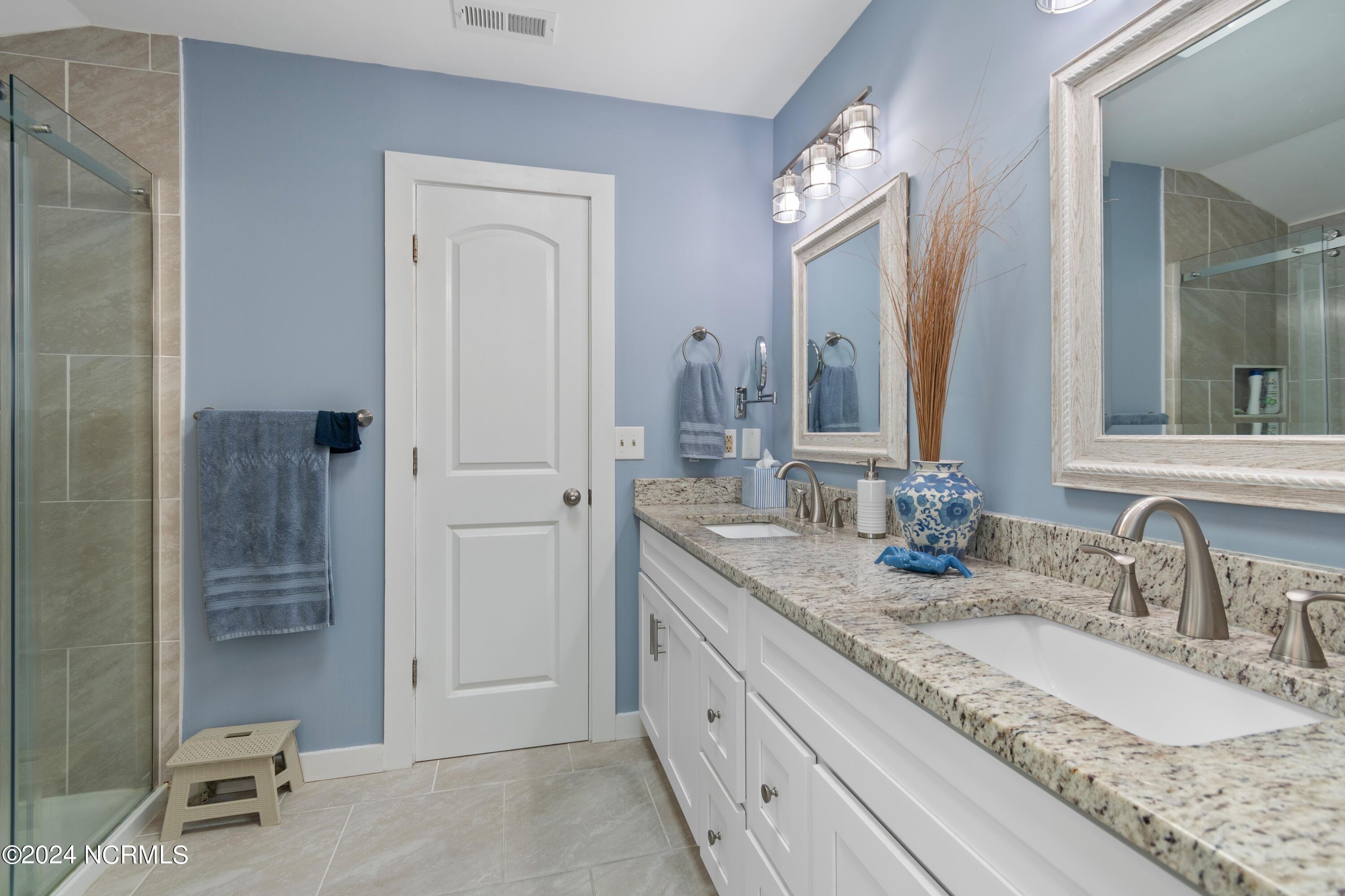 100566016 | Photo 24