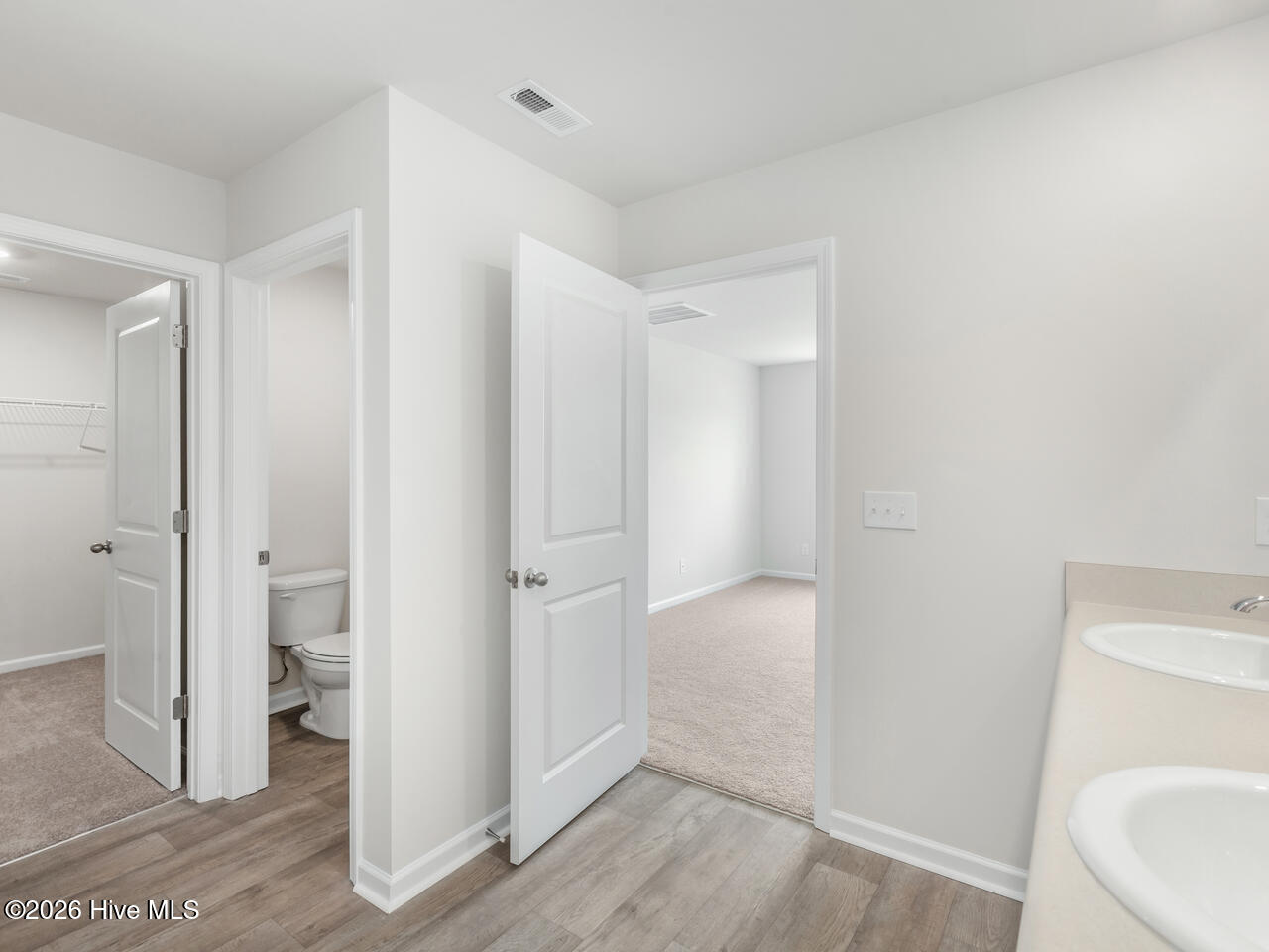 100548356 | Photo 15