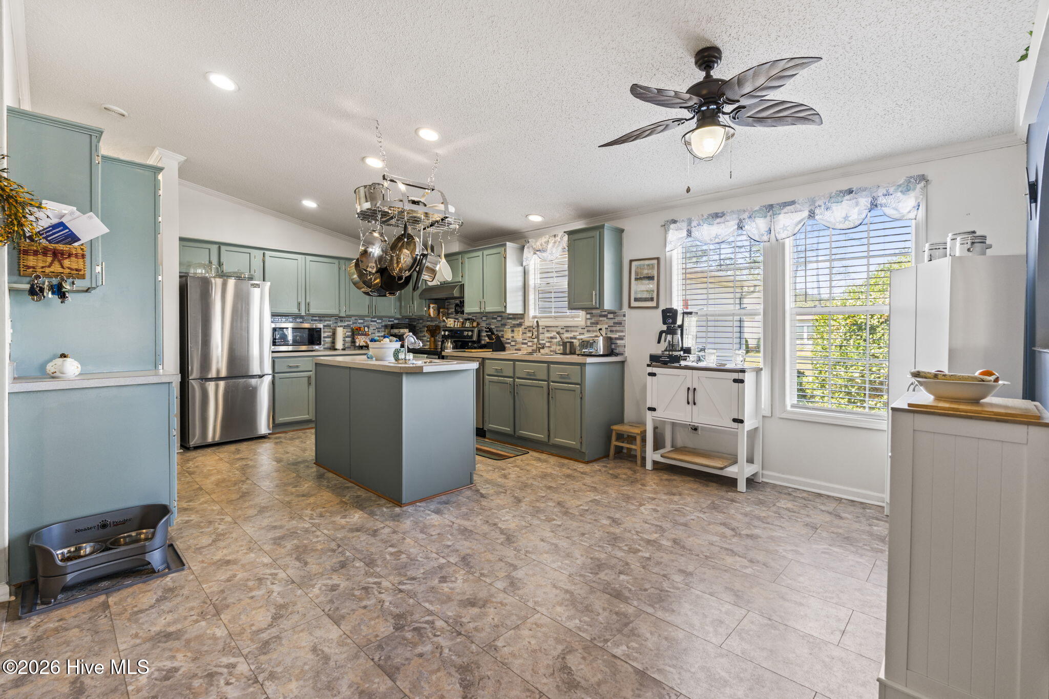 100563458 | Photo 18