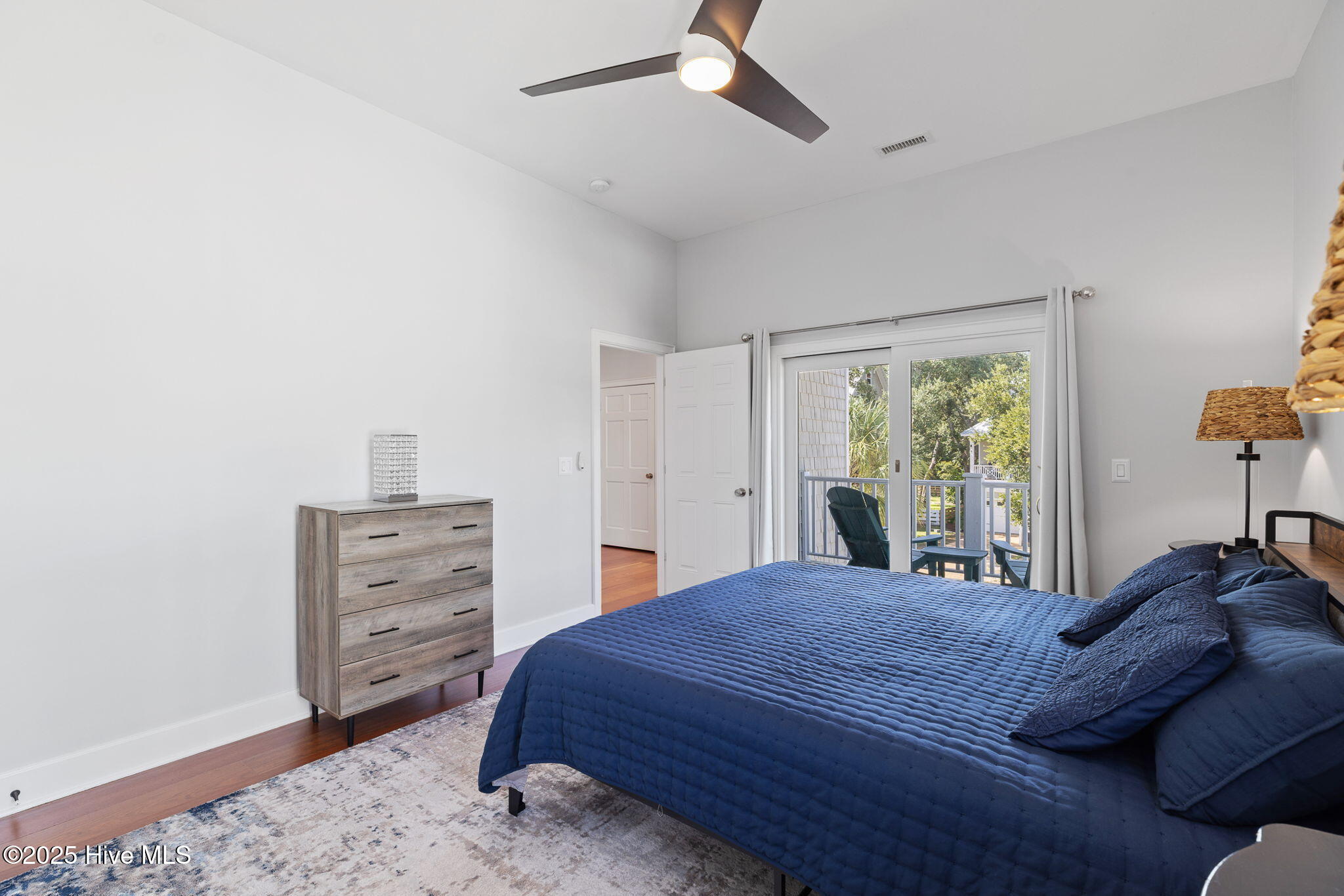 100548263 | Photo 50