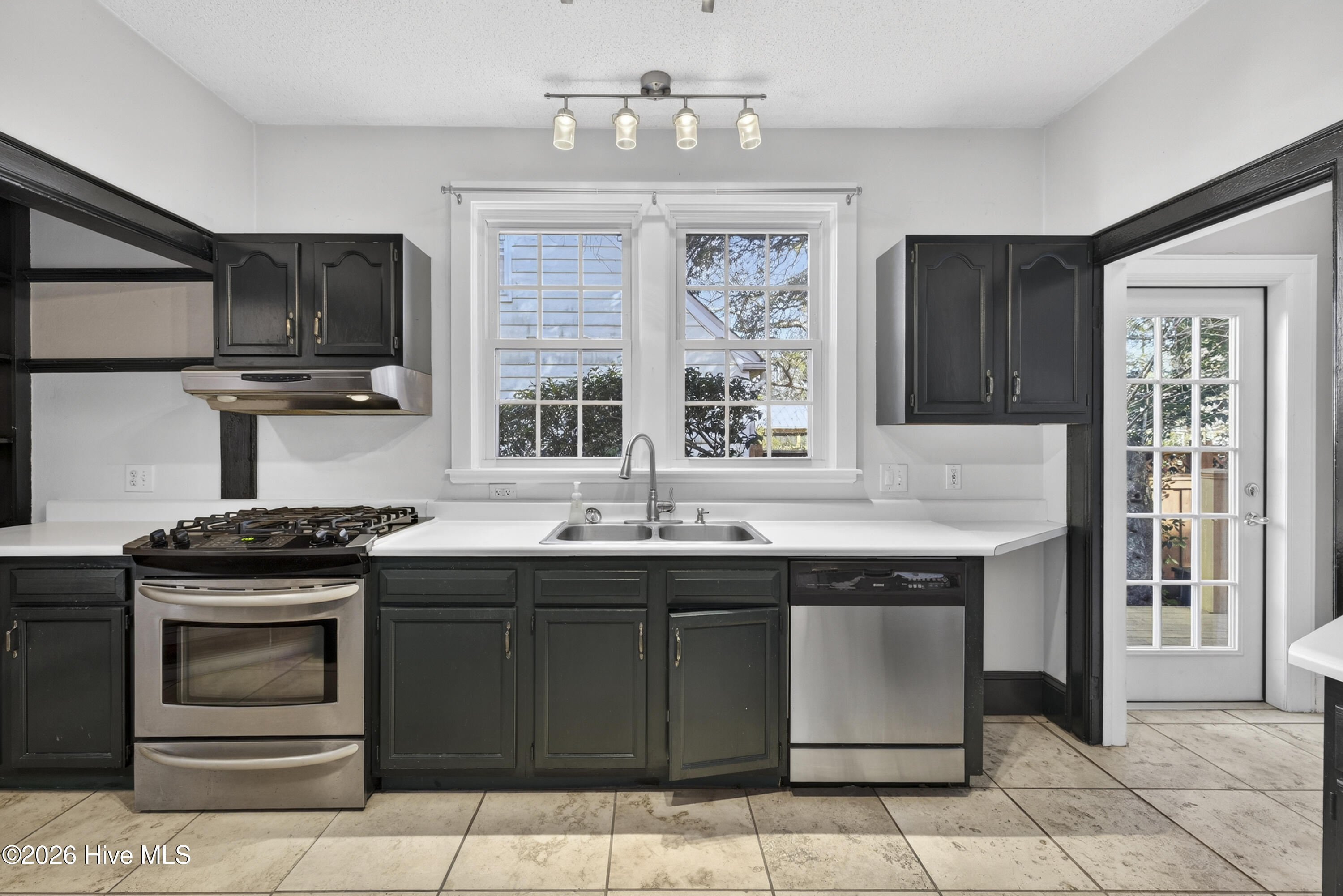 100540787 | Photo 14