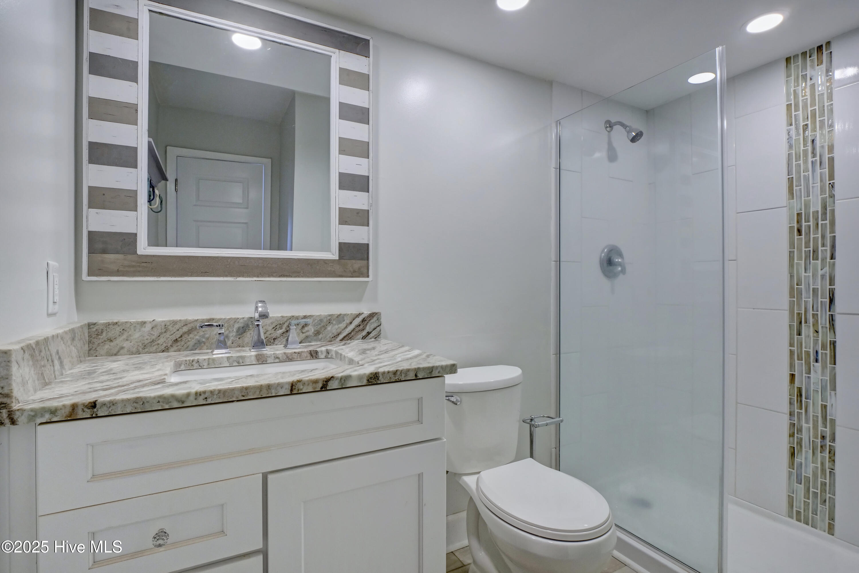 100540763 | Photo 17