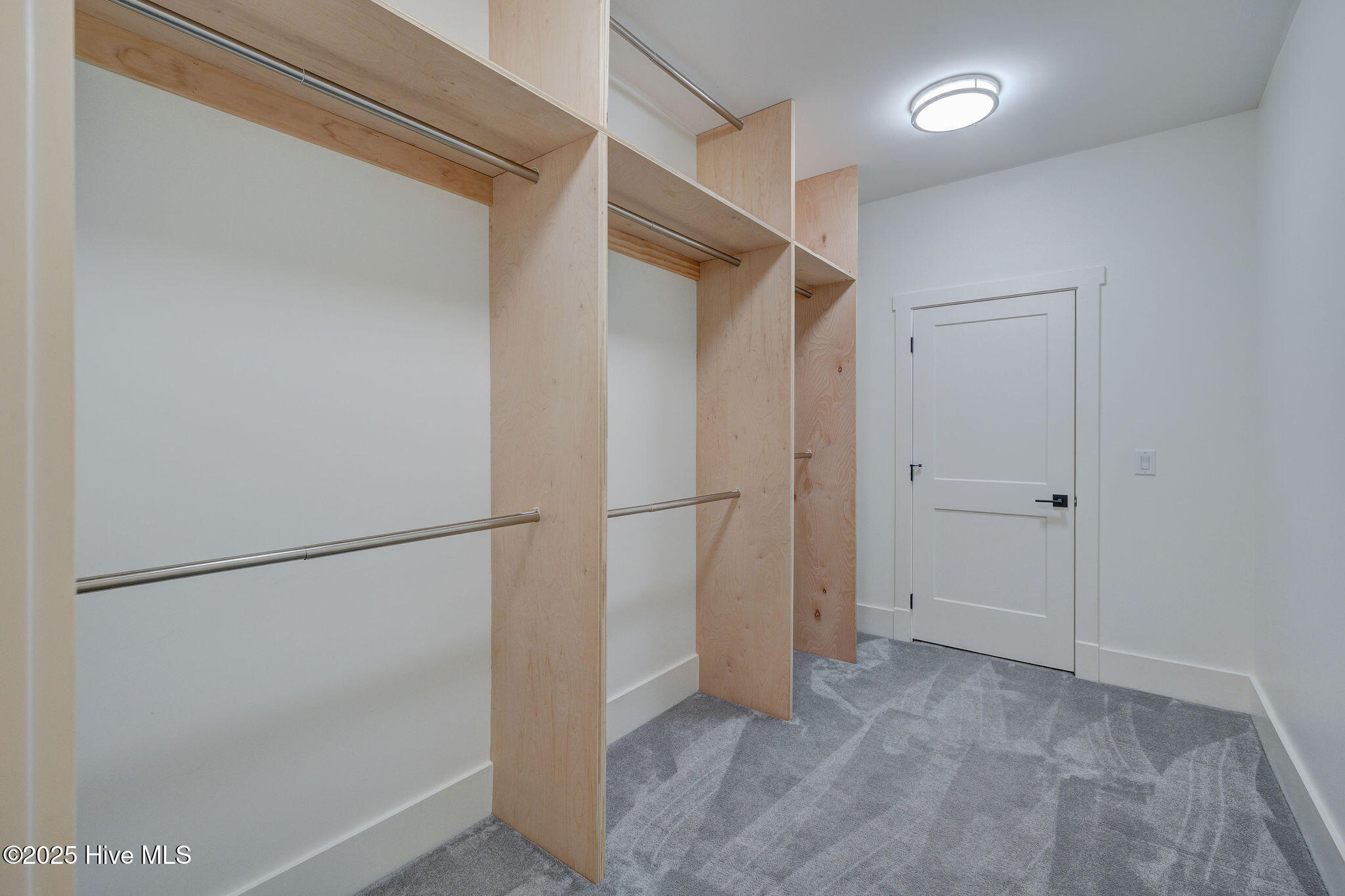 100556089 | Photo 35