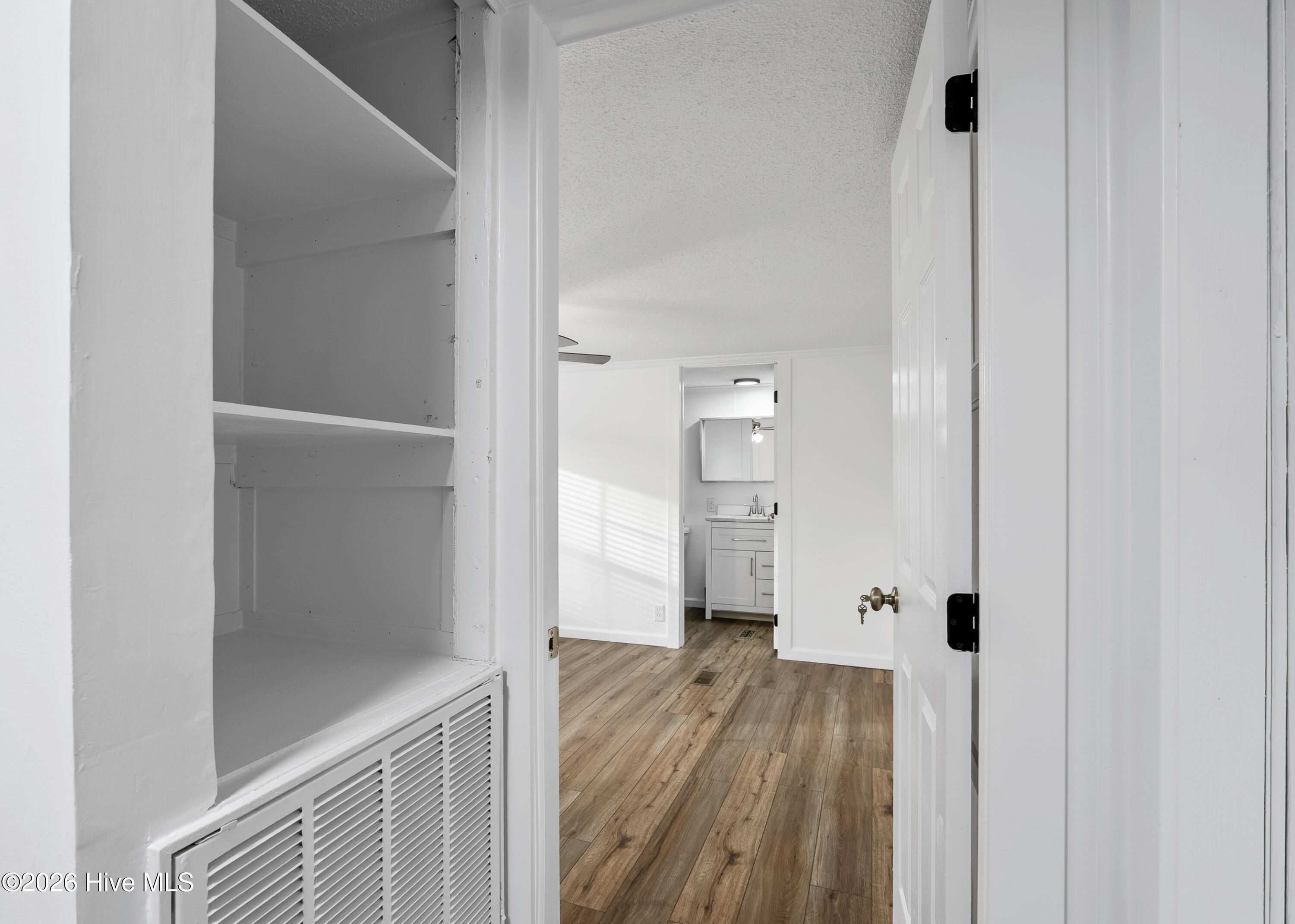 100561099 | Photo 16