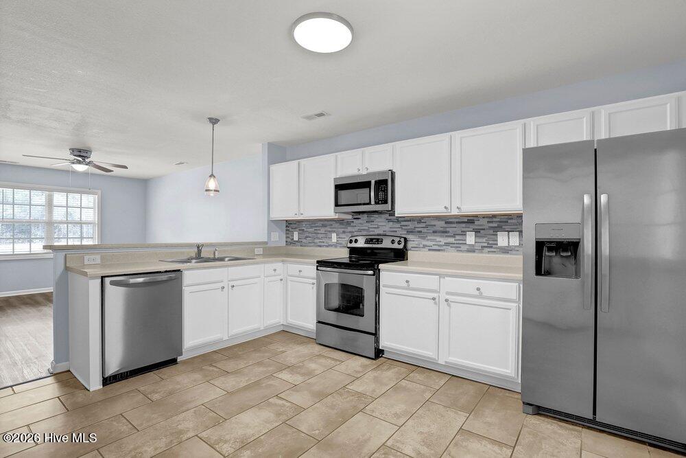 100548986 | Photo 15