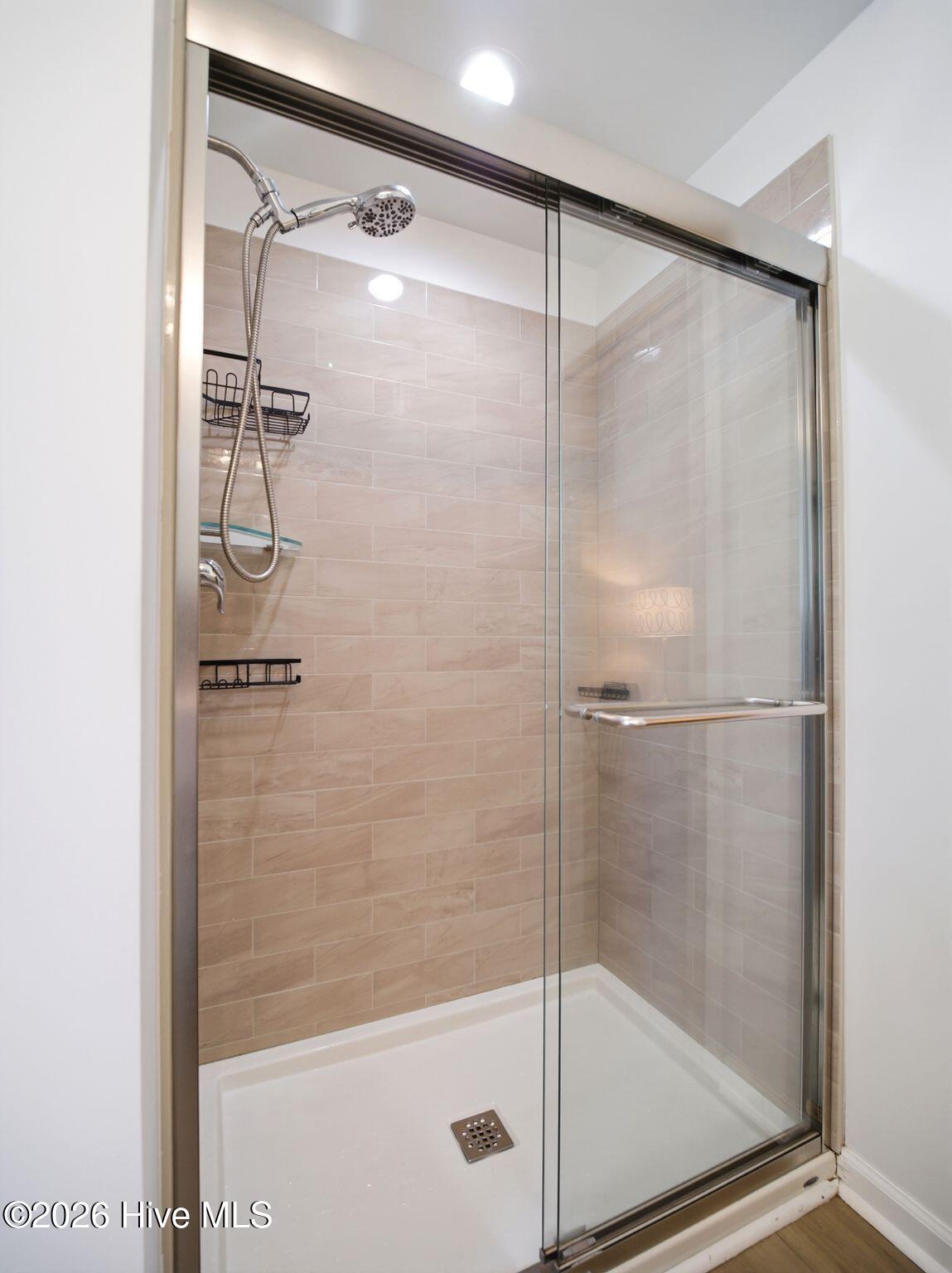 100568966 | Photo 40