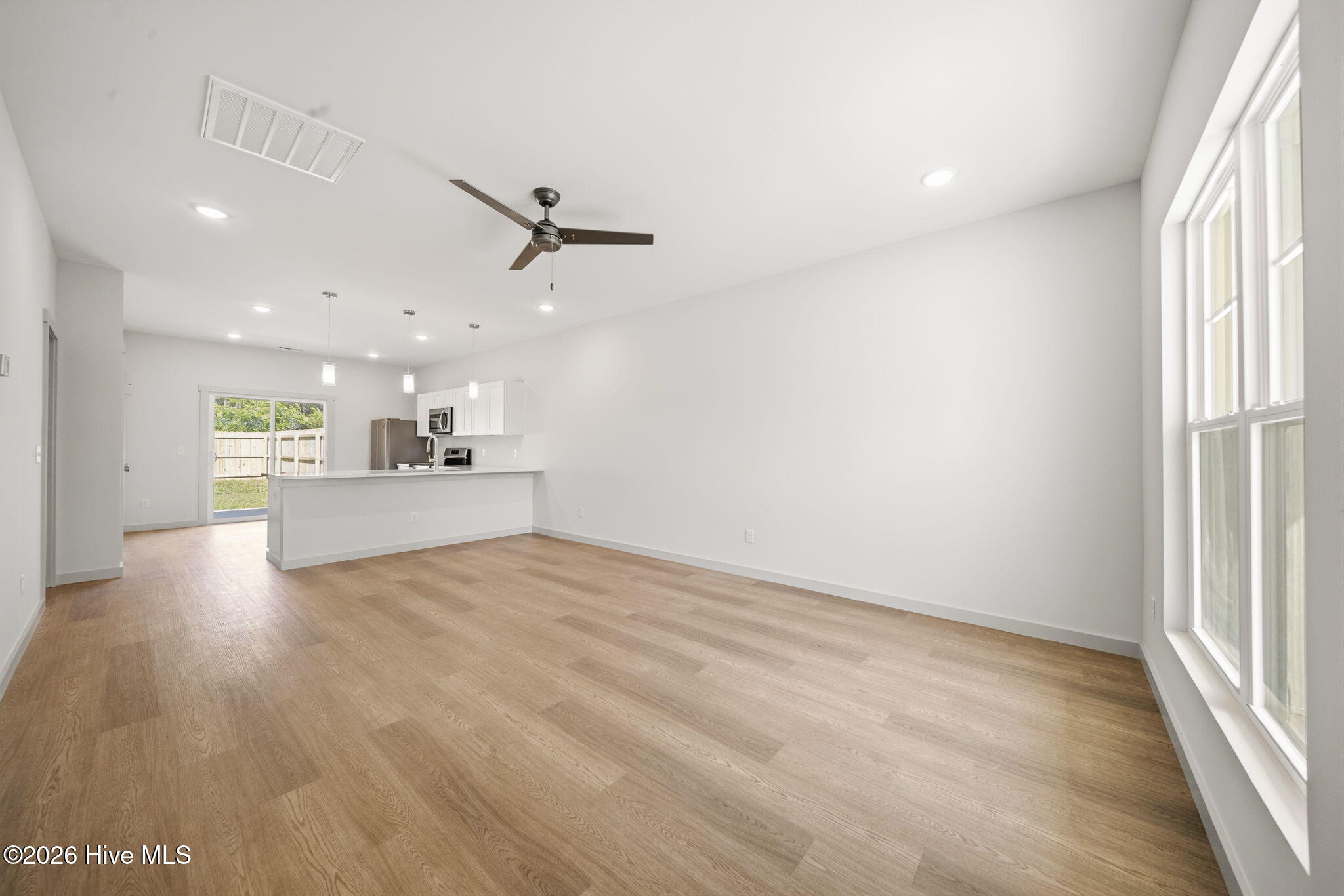 100562147 | Photo 32