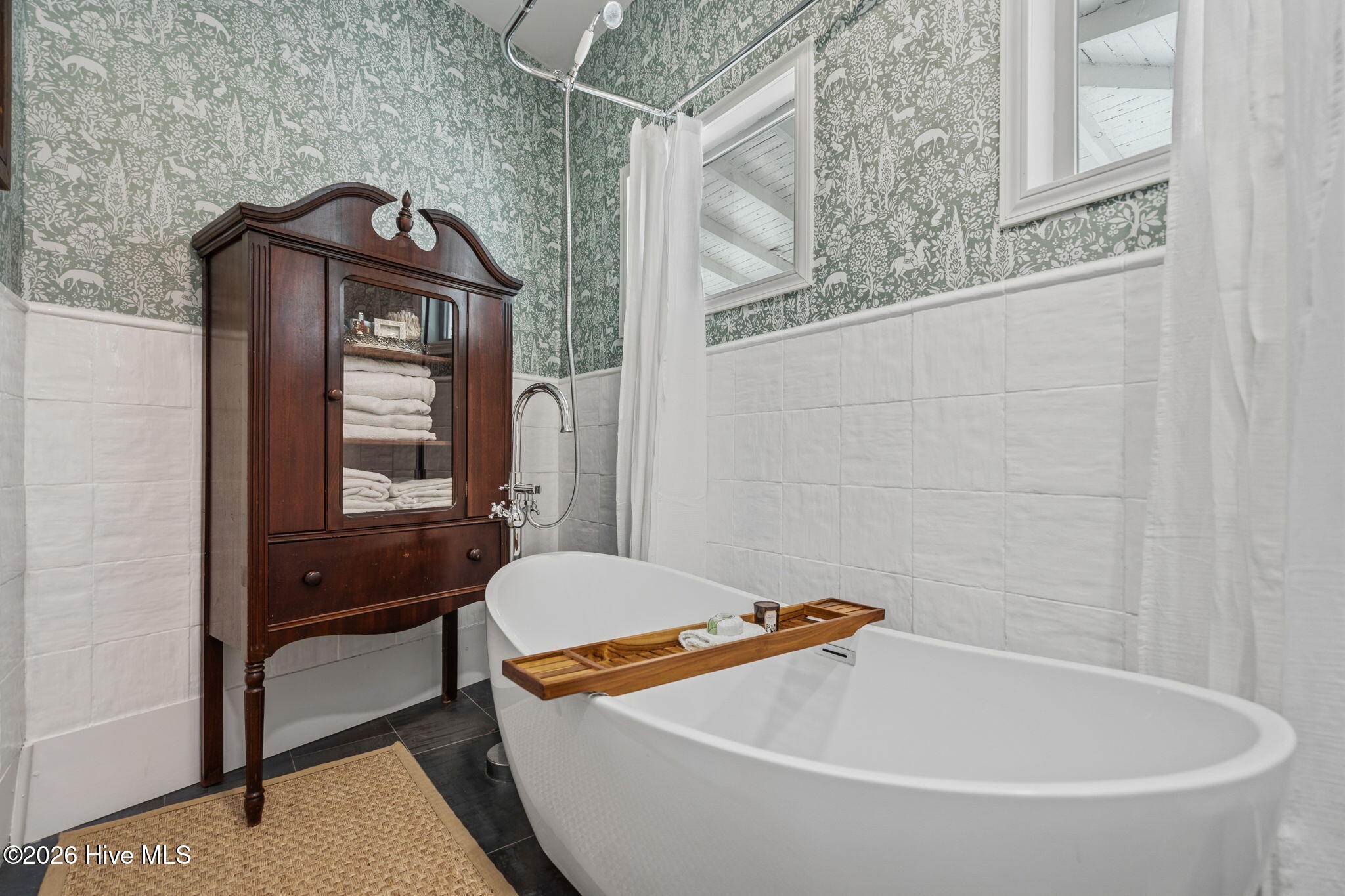 100566277 | Photo 23