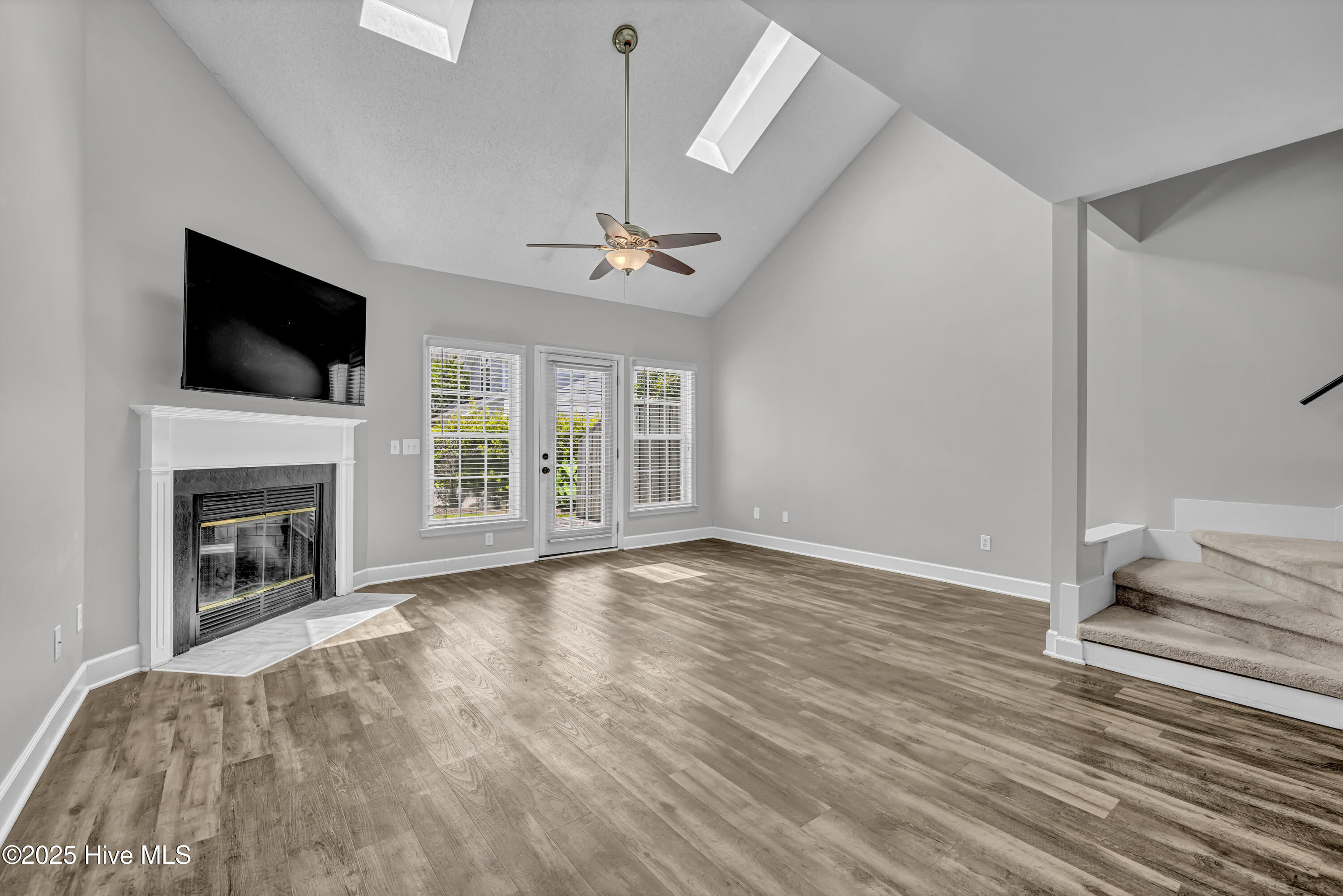 100496001 | Photo 12