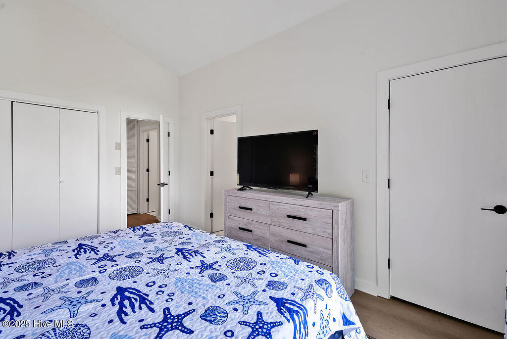 100570405 | Photo 16