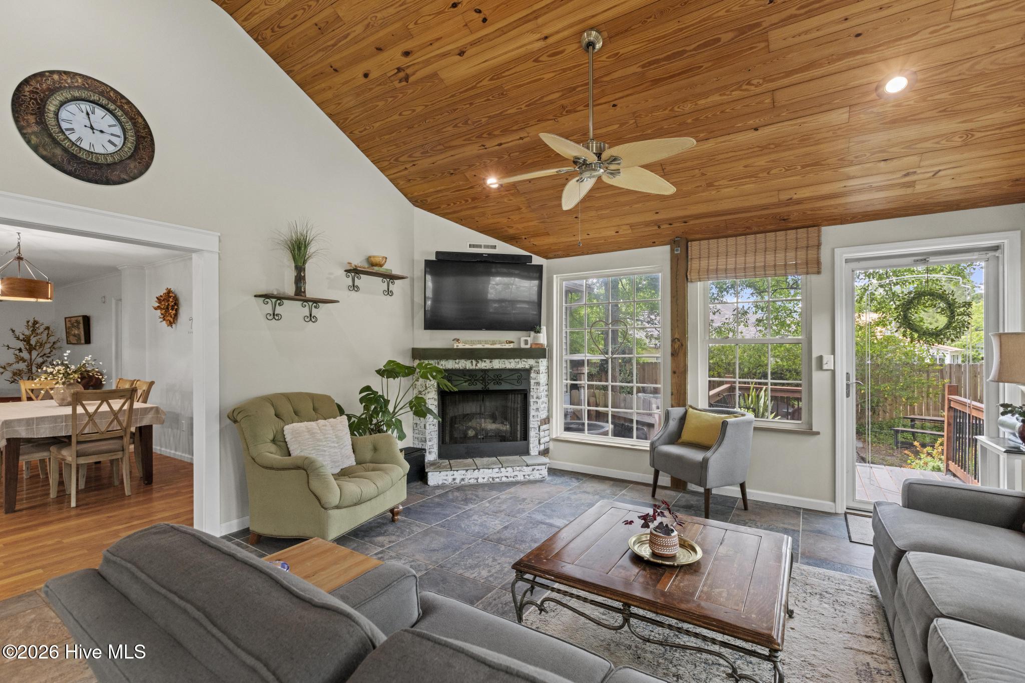 100569223 | Photo 20