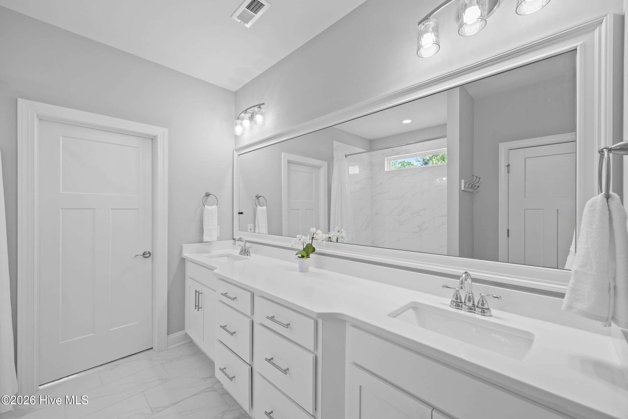 100570298 | Photo 26