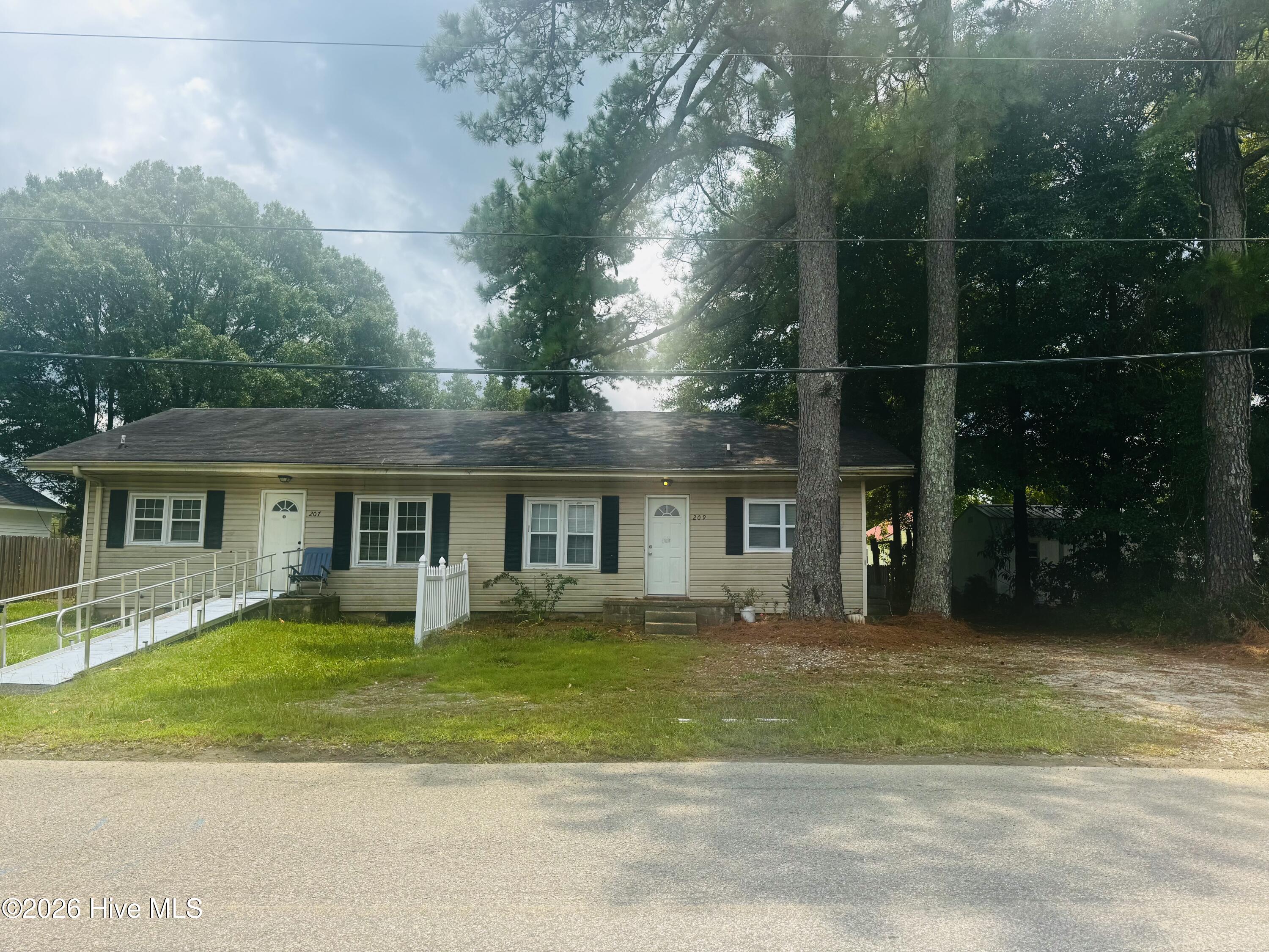 Exterior photo of 207 W Bridgers Street, Burgaw, NC 28425. MLS: 100591864