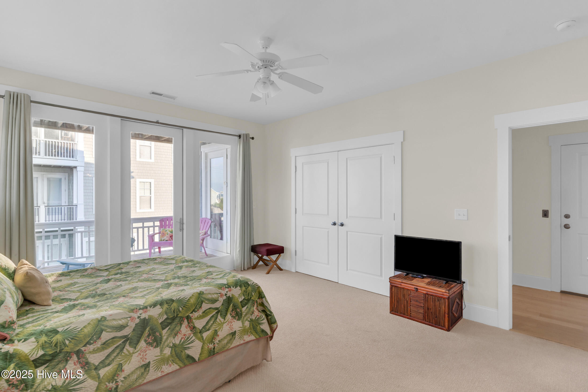 100530363 | Photo 23