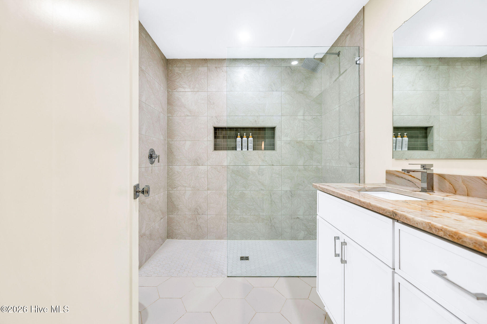 100566705 | Photo 30