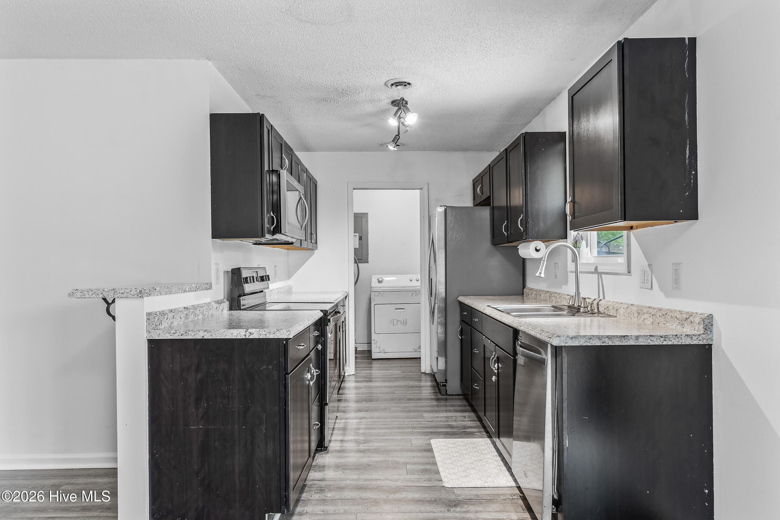 100566968 | Photo 12