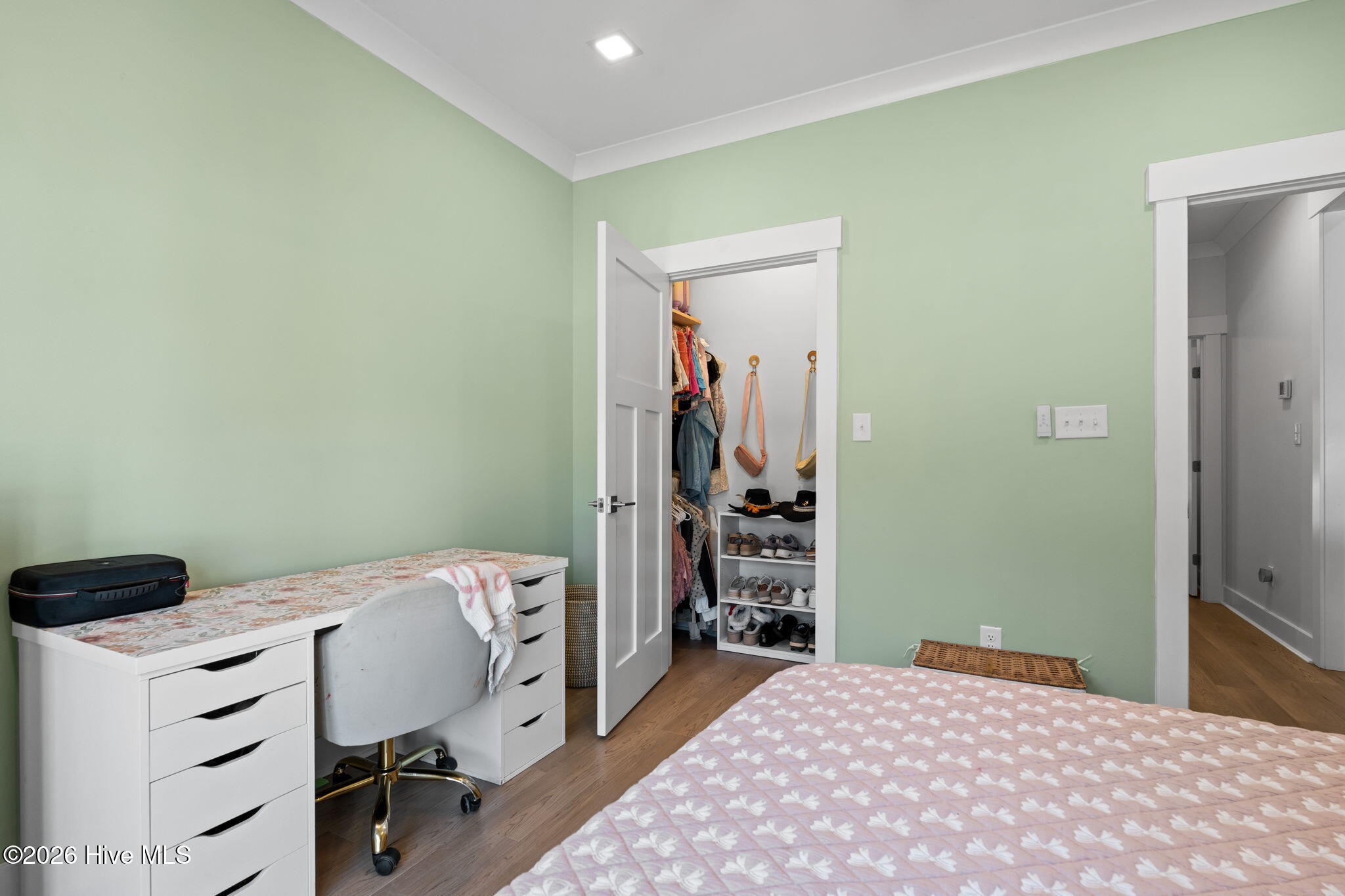 100569675 | Photo 29