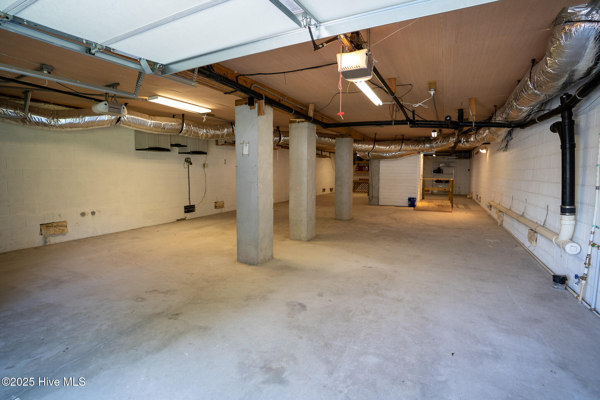 100516311 | Photo 43