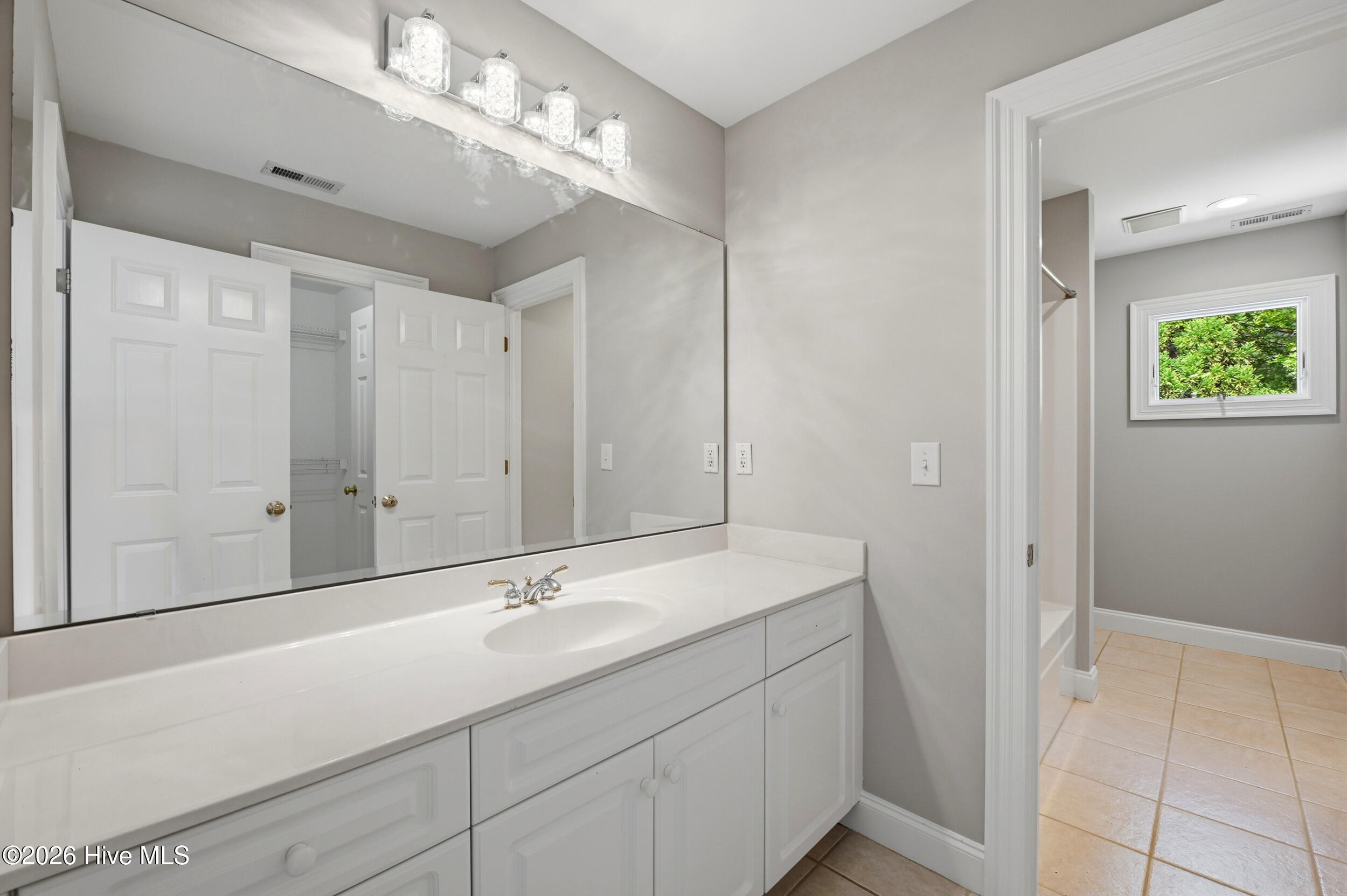 100566149 | Photo 40