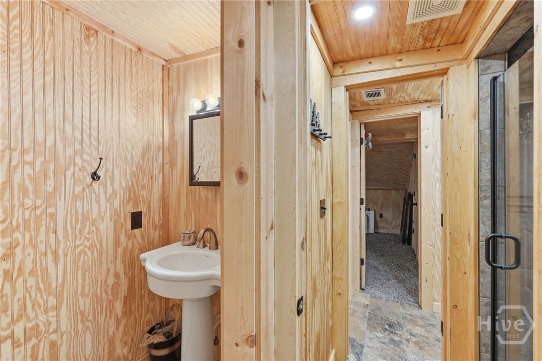 Pass through bath with shared Tile shower & separate sink & toilets
