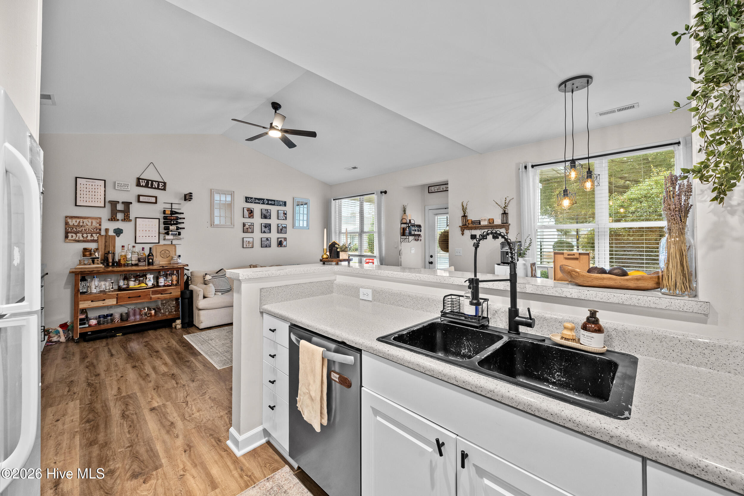 100567822 | Photo 13