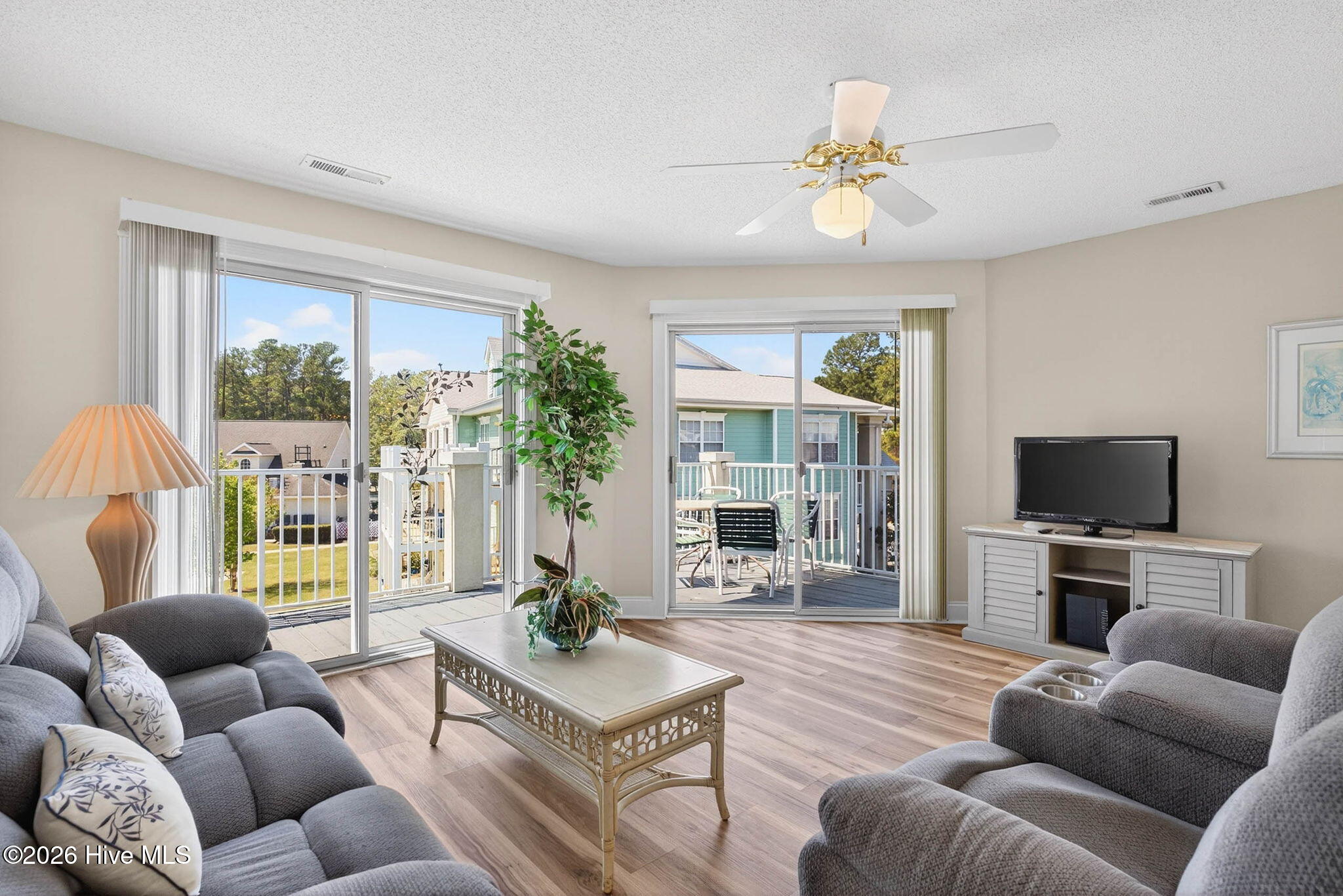 100561901 | Photo 13