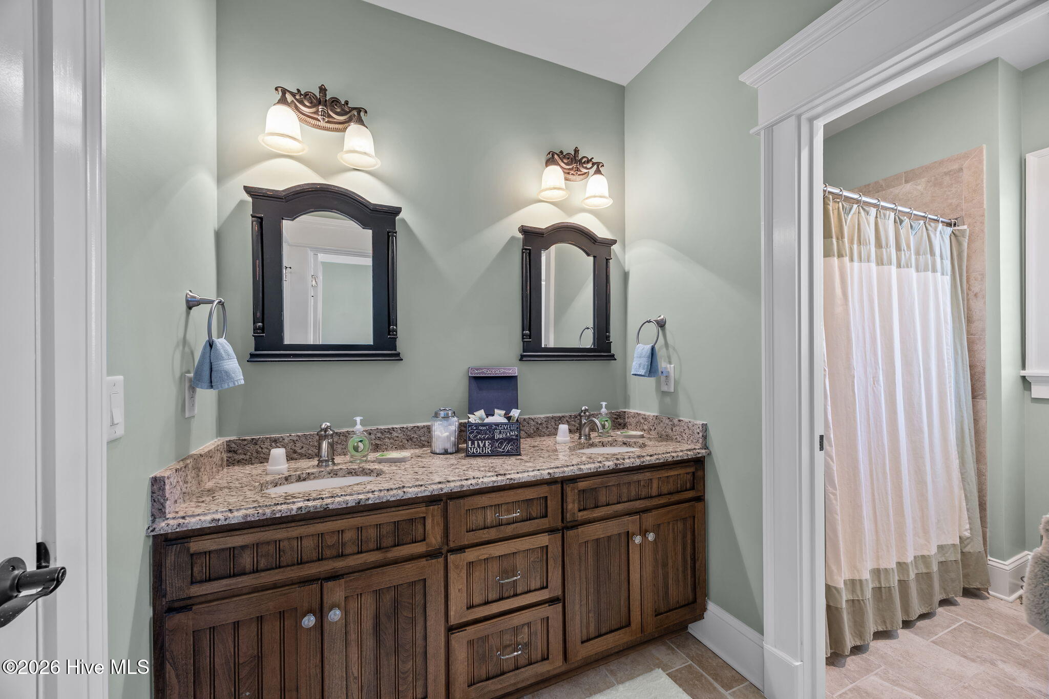 100564617 | Photo 43