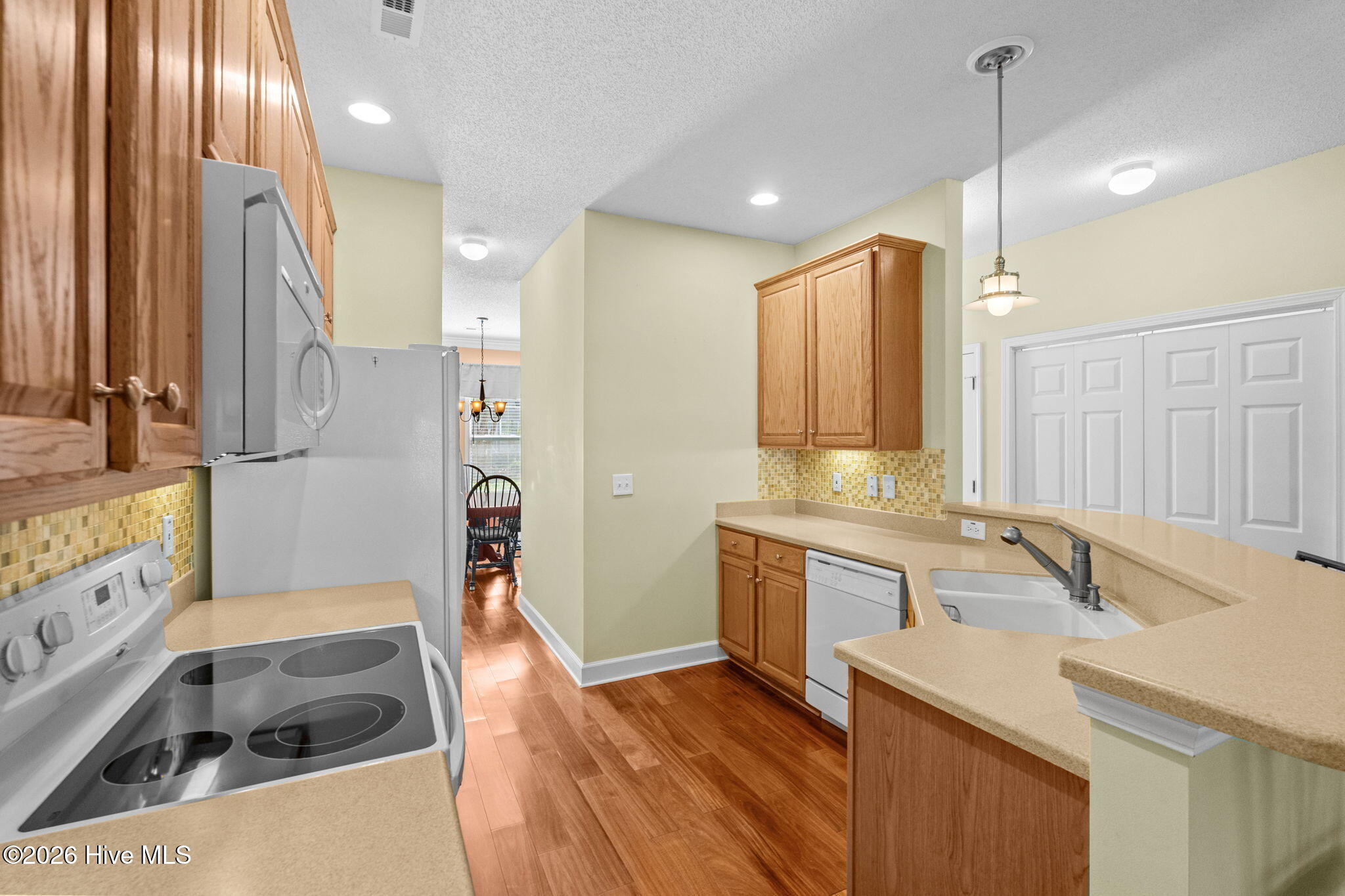 100570340 | Photo 24