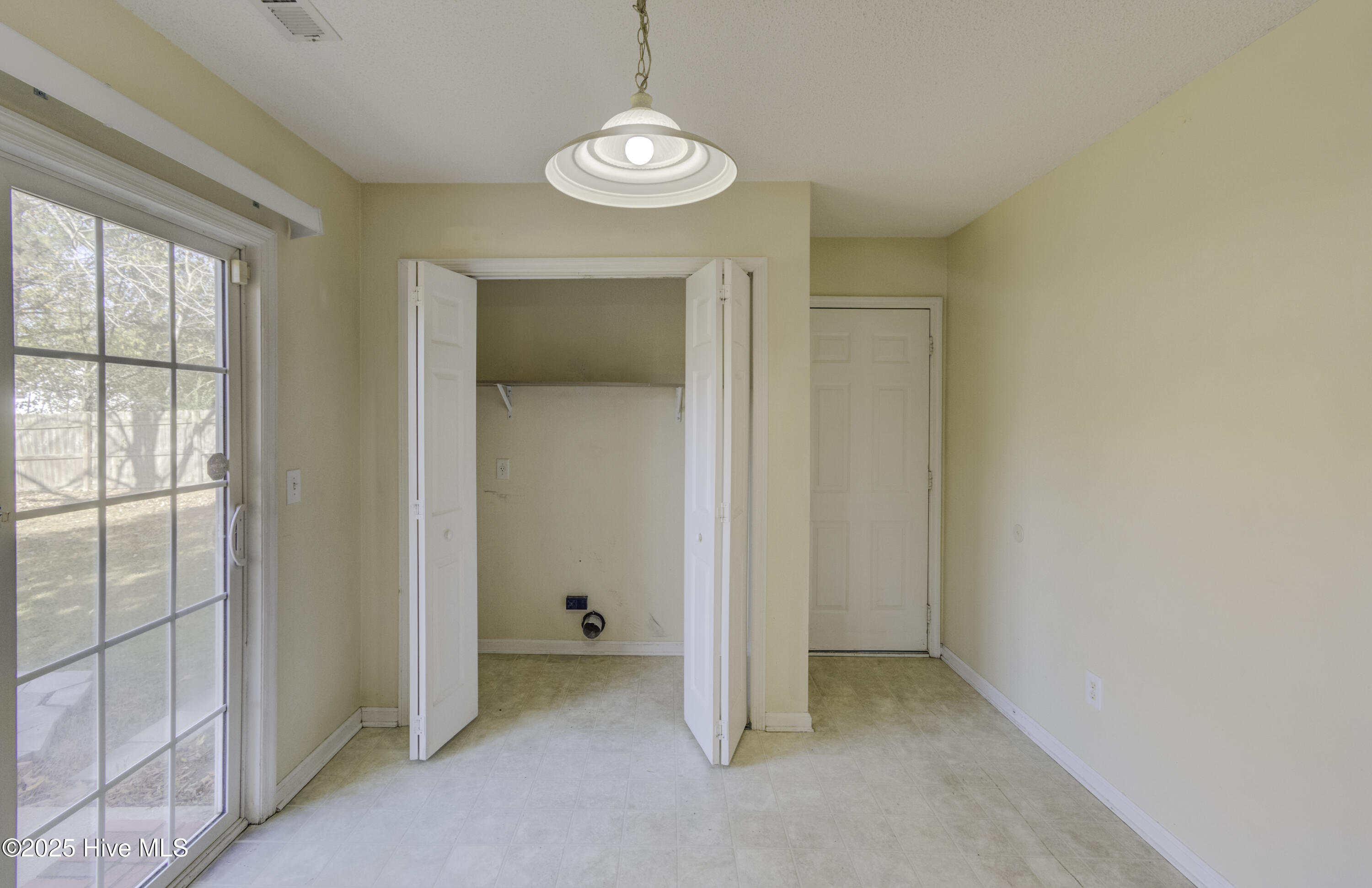 100536180 | Photo 14