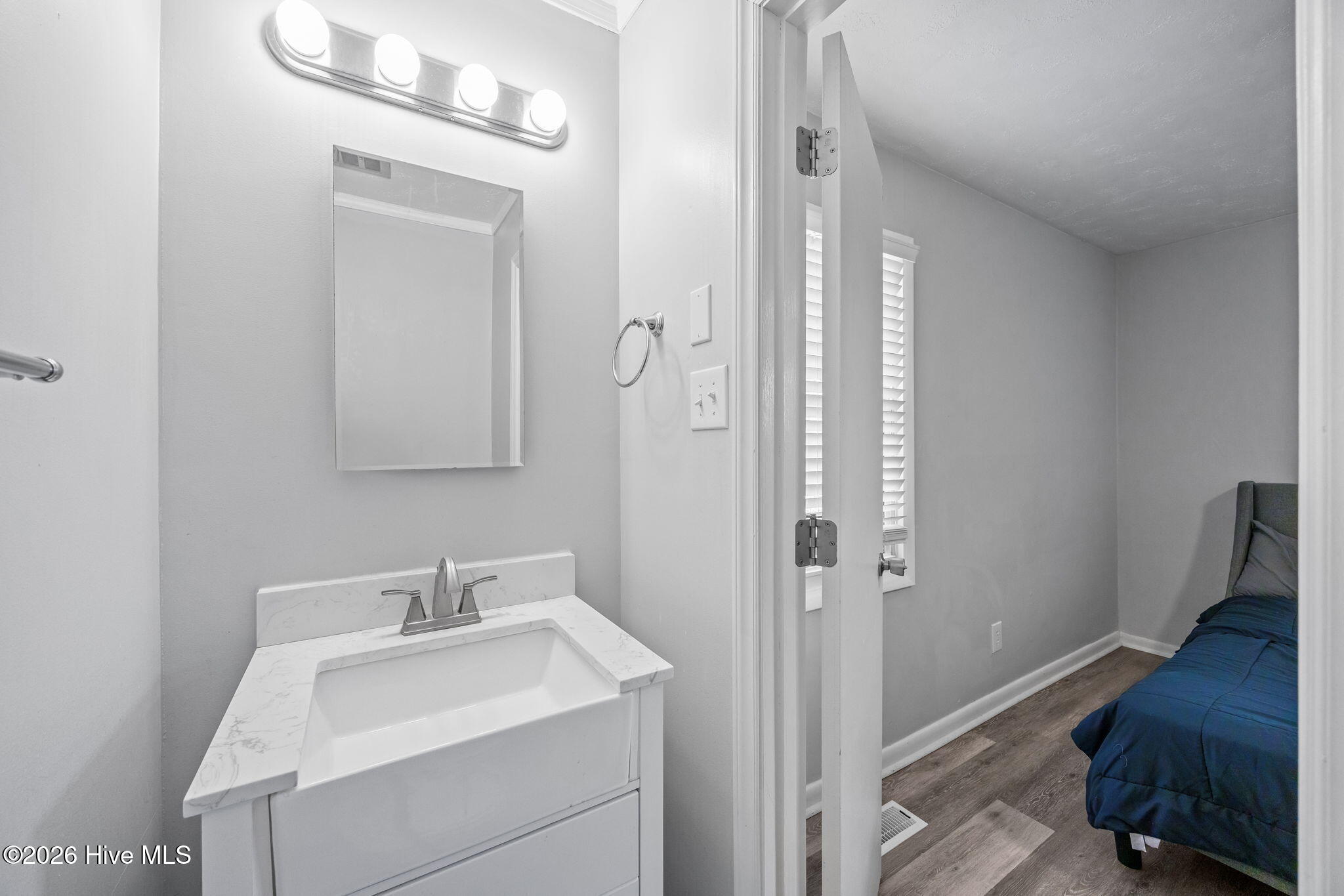 100554438 | Photo 24