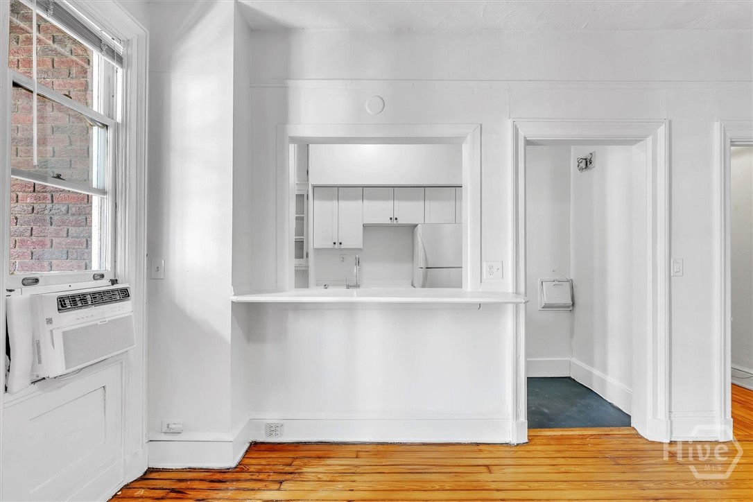 Living room is connected to kitchen with a breakfast bar passtrhough