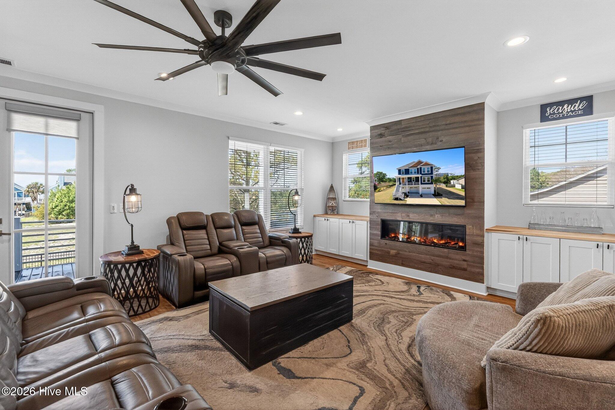 100561460 | Photo 14