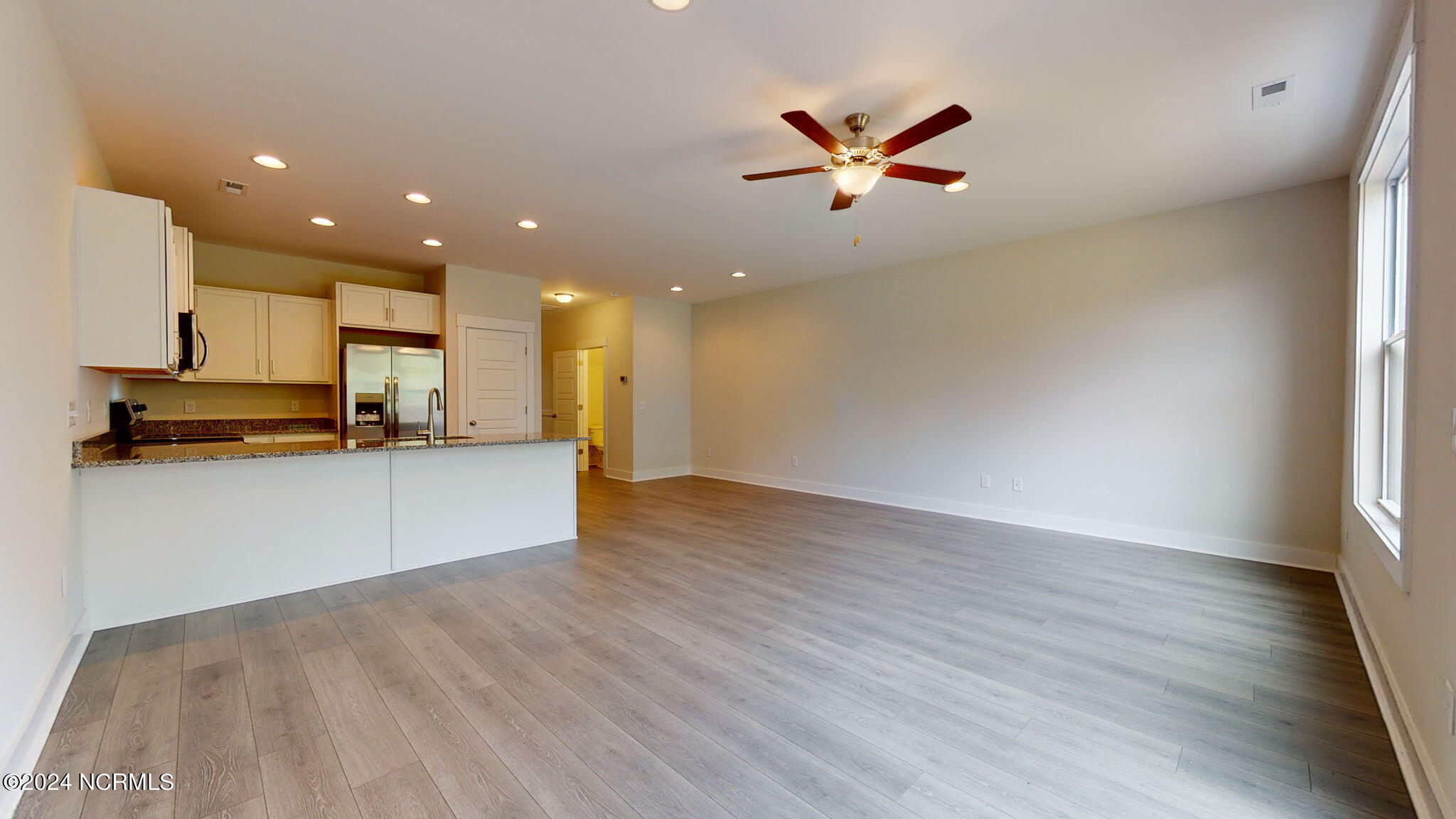 100548244 | Photo 25