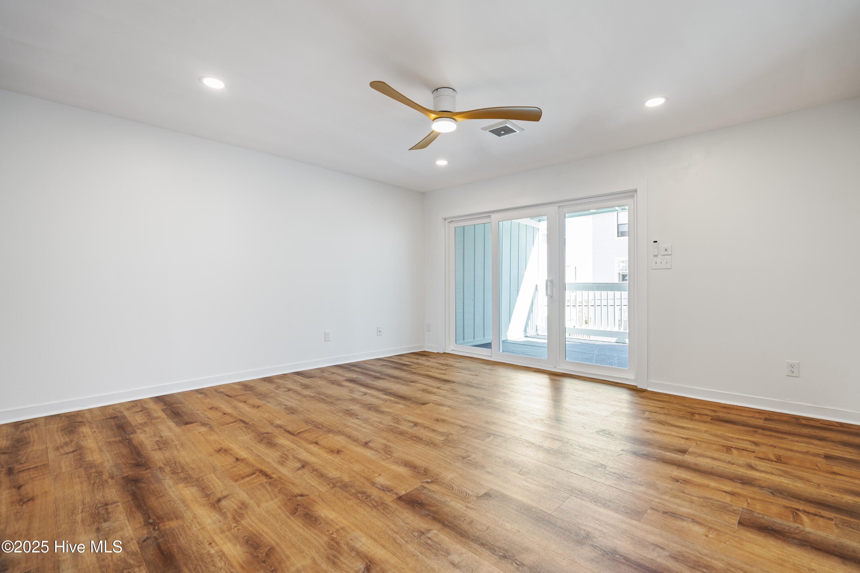 100537895 | Photo 10