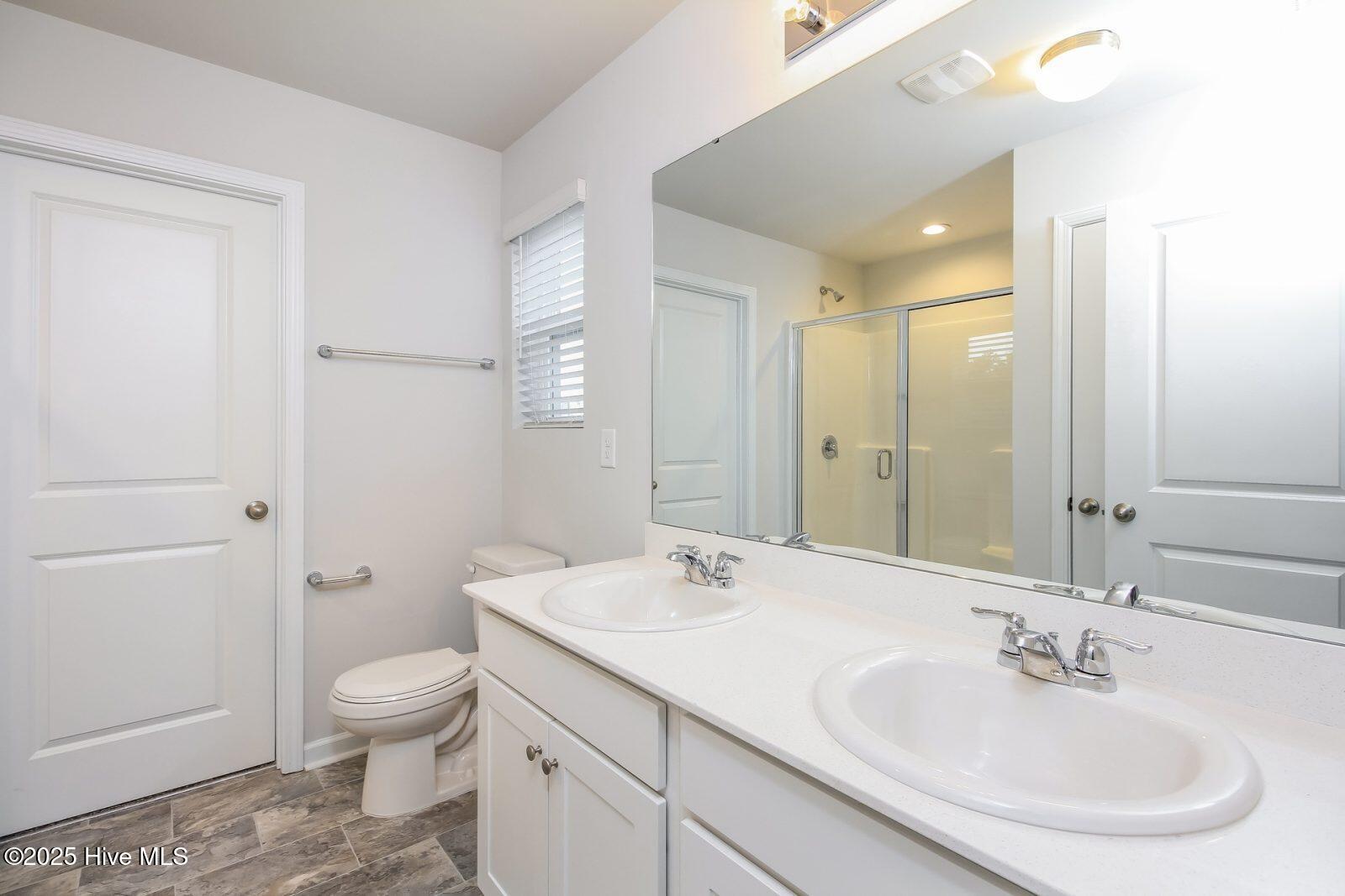 011-photo-main-bathroom-12562424 (1)