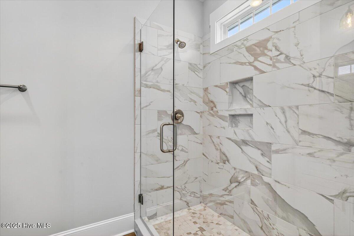 100504765 | Photo 16