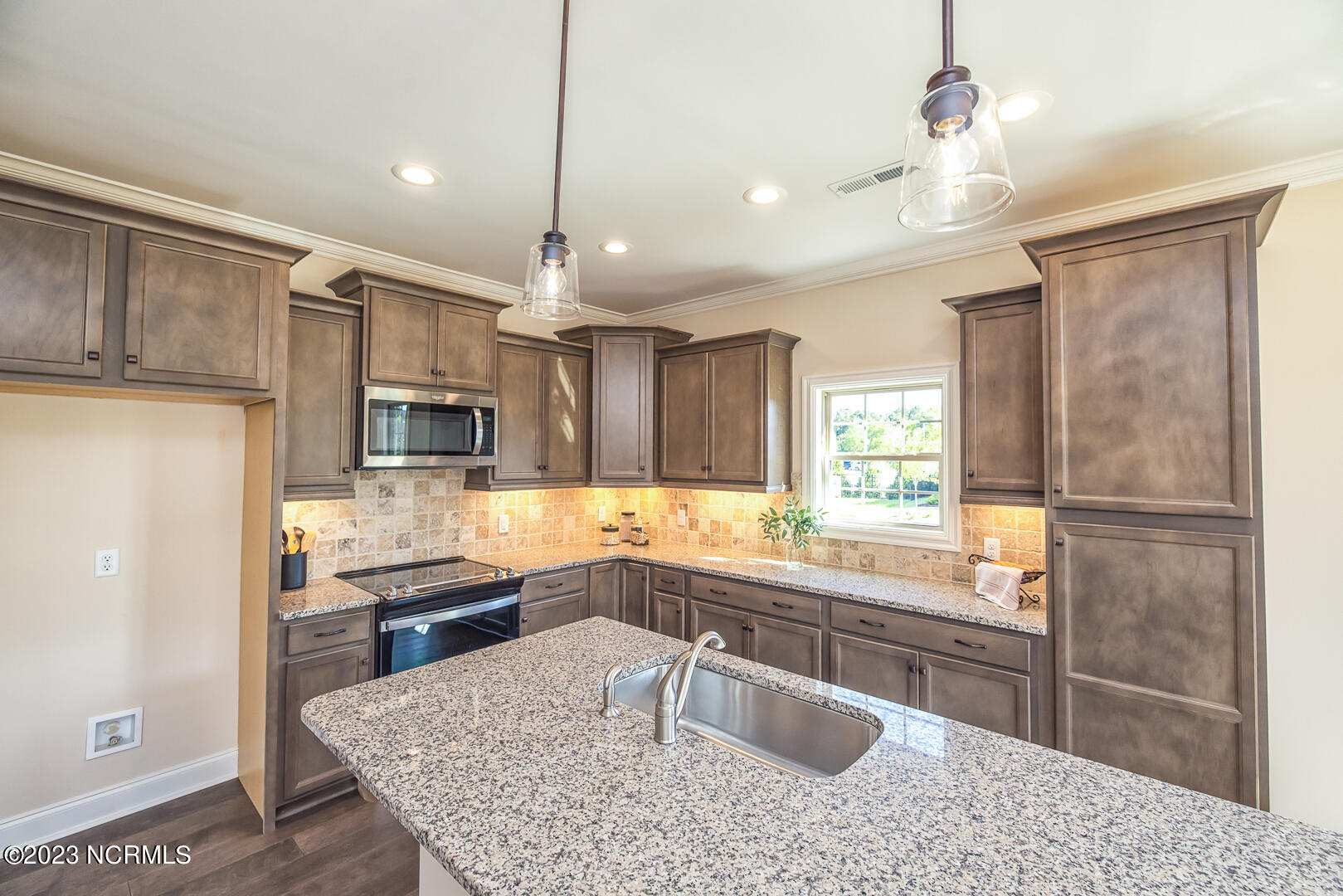 100512925 | Photo 14