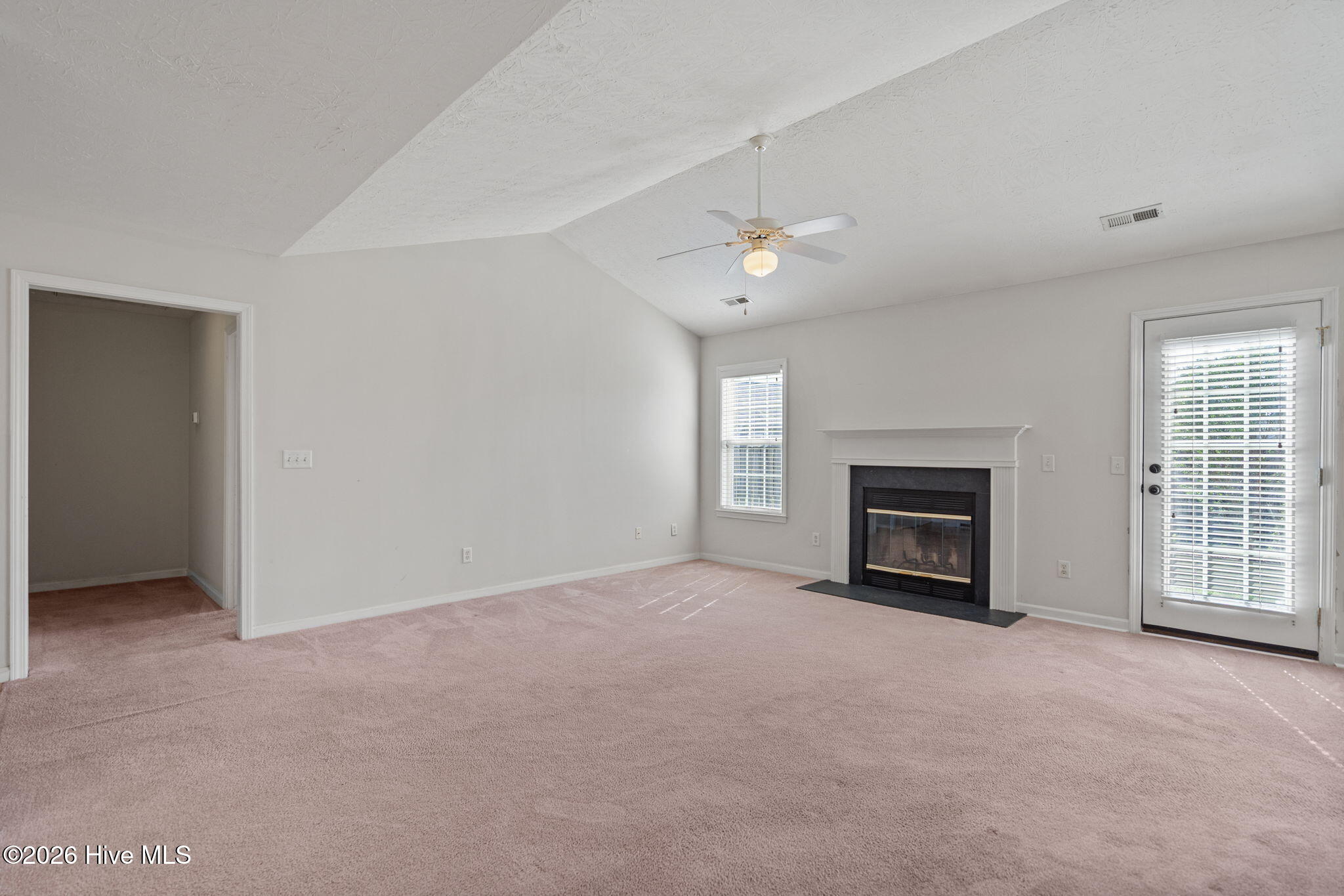 100563369 | Photo 43