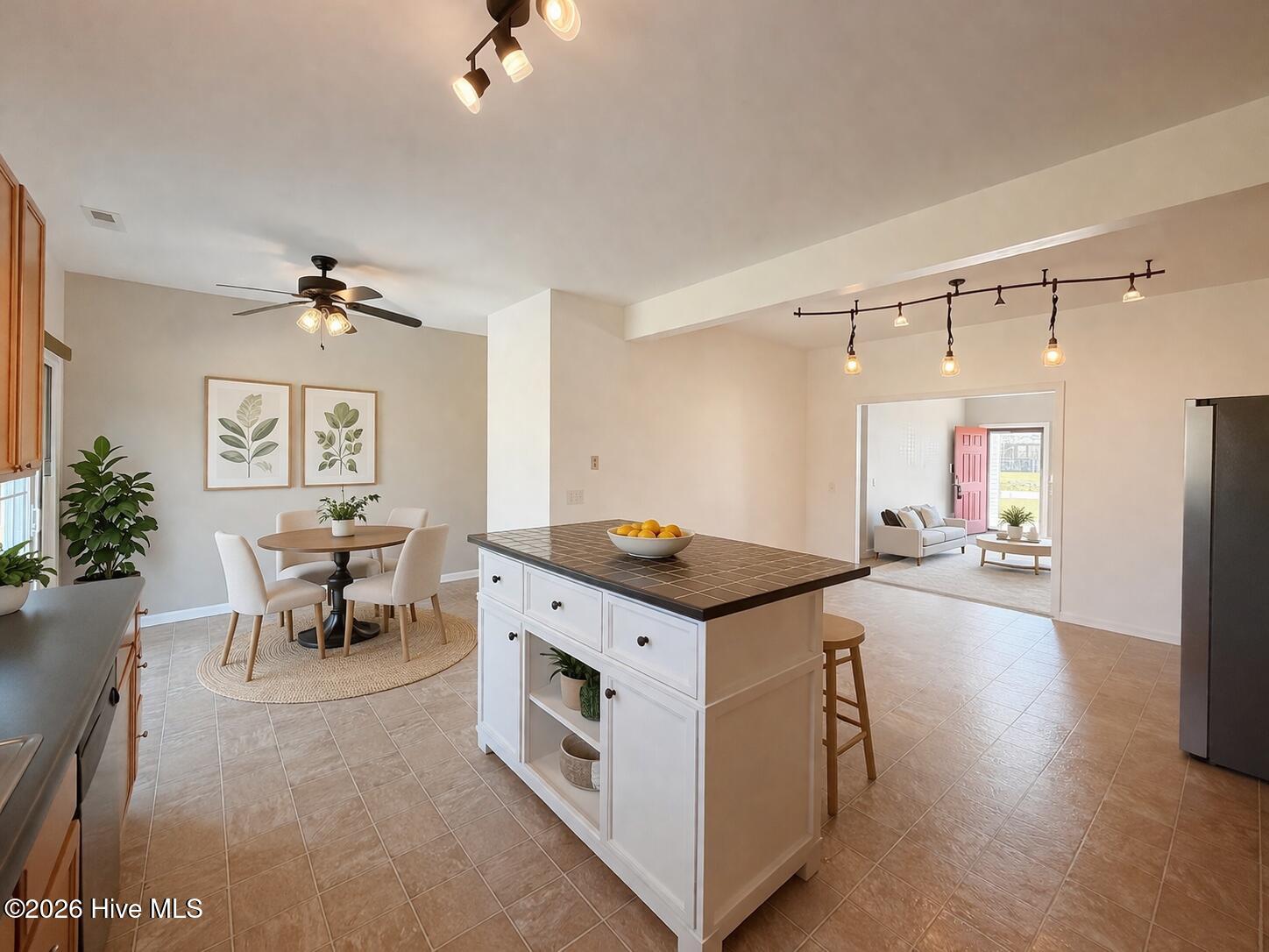 100547389 | Photo 14